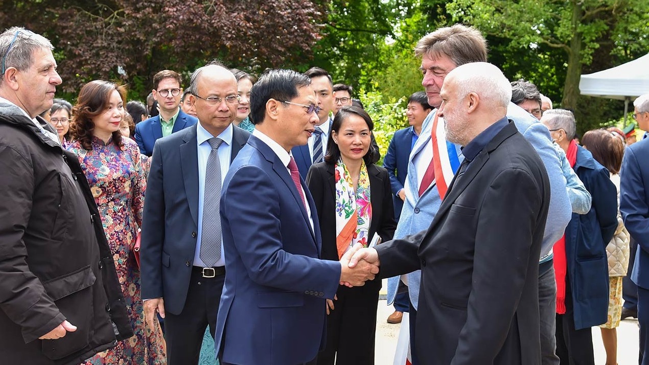Bộ trưởng Ngoại giao Bùi Thanh Sơn dâng hoa tại Tượng đài Bác Hồ, gặp gỡ cộng đồng, bạn bè Pháp