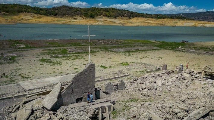 Tàn tích thị trấn cổ khoảng 300 năm tuổi hiện lên sau đợt hạn hán kéo dài