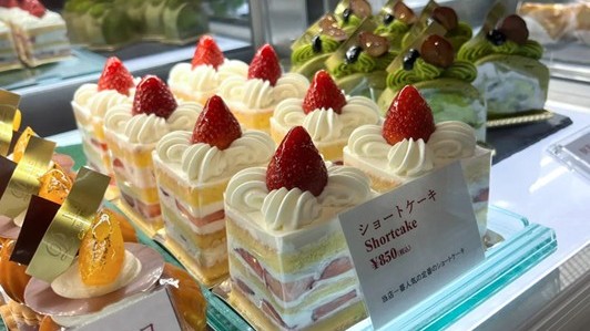 Từ dâu tây đến du lịch nước ngoài... Đồng Yen trượt dốc đã 'đánh' vào túi tiền người Nhật thế nào?