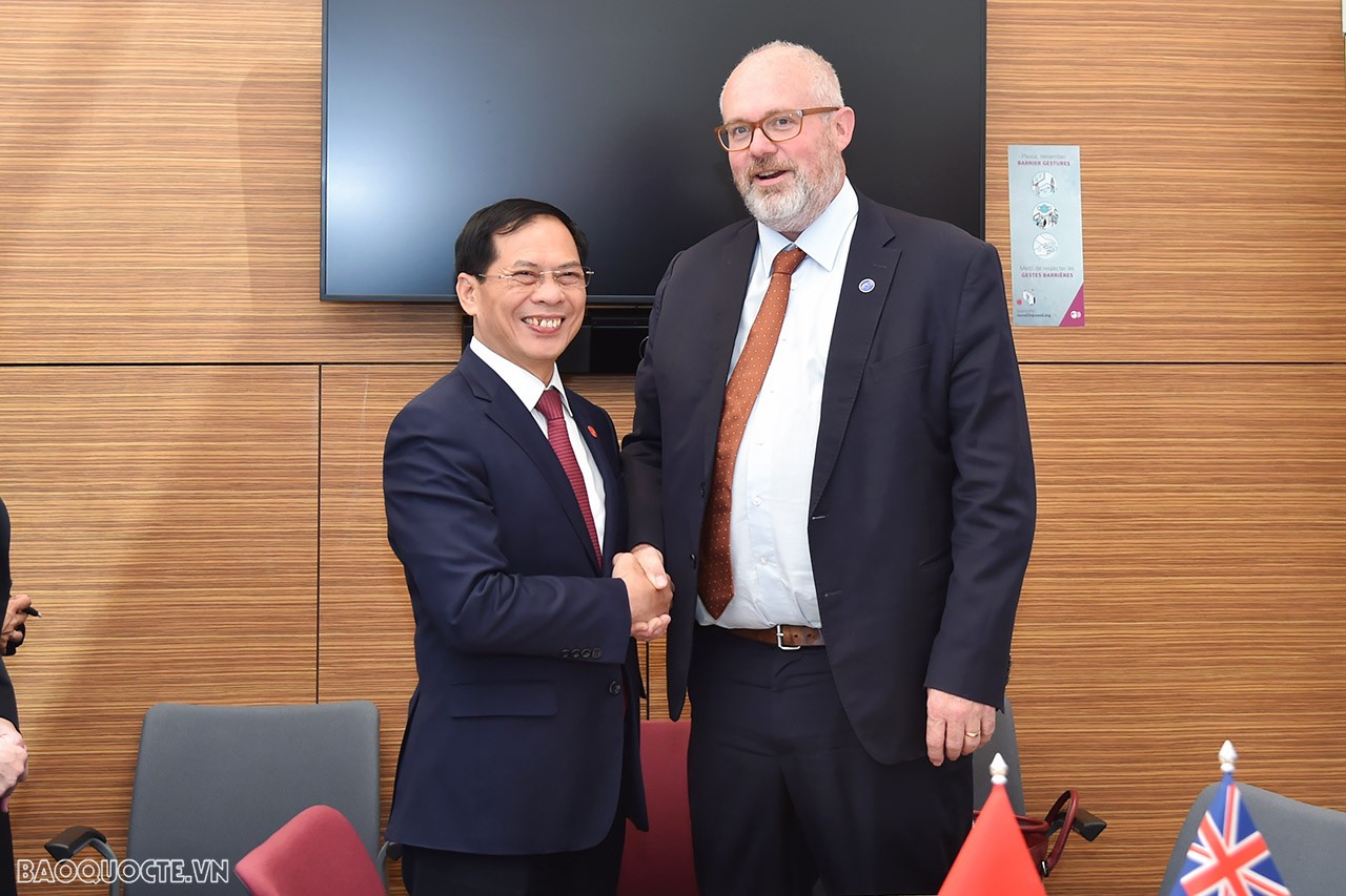 tại trụ sở OECD, Bộ trưởng Bùi Thanh Sơn đã gặp Đồng Bộ trưởng Thương mại và Sản xuất Australia Tim Ayres. tại trụ sở OECD, Bộ trưởng Bùi Thanh Sơn đã gặp Đồng Bộ trưởng Thương mại và Sản xuất Australia Tim Ayres.