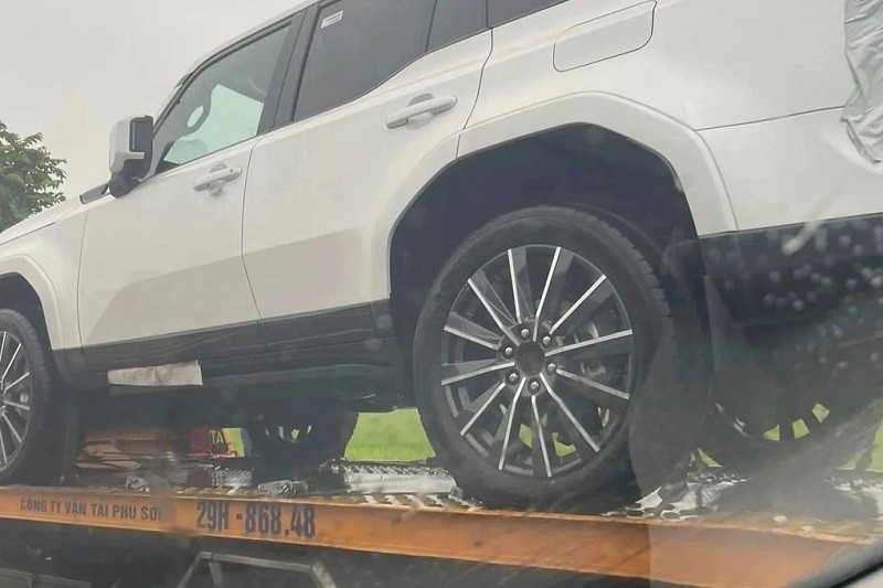 Bộ mâm hợp kim của chiếc Lexus GX 2024 bị bắt gặp có kích cỡ 22 inch Bộ mâm hợp kim của chiếc Lexus GX 2024 bị bắt gặp có kích cỡ 22 inch
