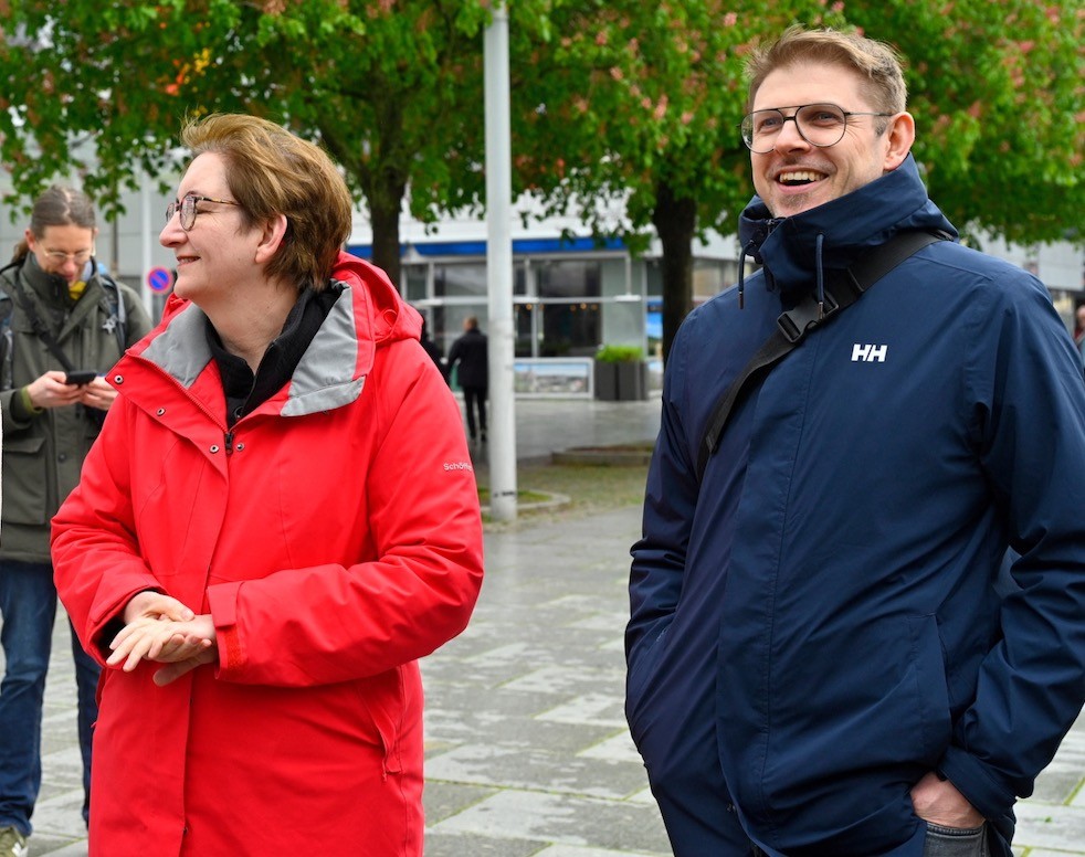 Bộ trưởng Nhà ở Đức Klara Geywitz và thành viên Nghị viện Châu Âu Matthias Ecke đi bộ ở Dresden, Đức, ngày 20 tháng 4 năm 2024. Ecke, thành viên Nghị viện EU về Đảng Dân chủ Xã hội (SPD), đang tranh cử lại vào tháng tới, đã bị thương nặng SPD cho biết trong khi dán áp phích ở thành phố phía đông Dresden. (Nguồn: Reuters) Bộ trưởng Nhà ở Đức Klara Geywitz và thành viên Nghị viện Châu Âu Matthias Ecke đi bộ ở Dresden, Đức, ngày 20 tháng 4 năm 2024. Ecke, thành viên Nghị viện EU về Đảng Dân chủ Xã hội (SPD), đang tranh cử lại vào tháng tới, đã bị thương nặng SPD cho biết trong khi dán áp phích ở thành phố phía đông Dresden. (Nguồn: Reuters)