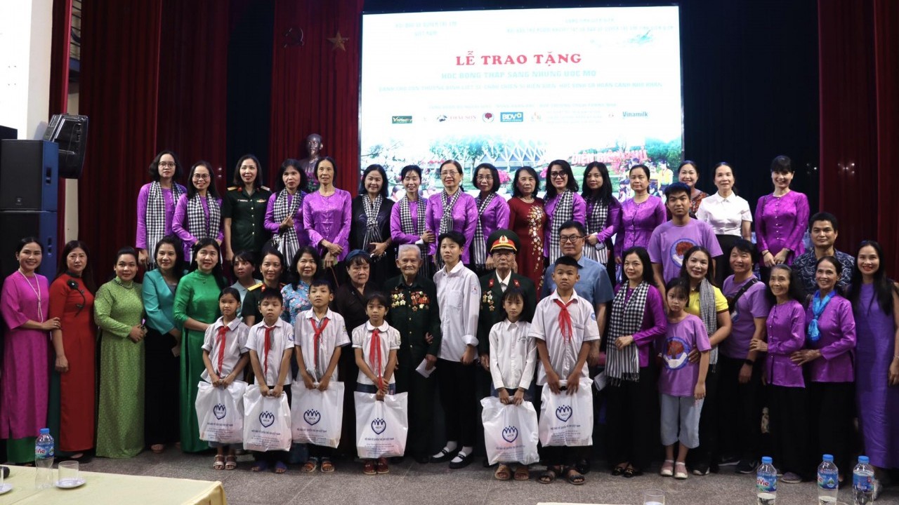 Trao 349 suất quà và học bổng cho con cháu chiến sĩ Điện Biên và học sinh có hoàn cảnh khó khăn