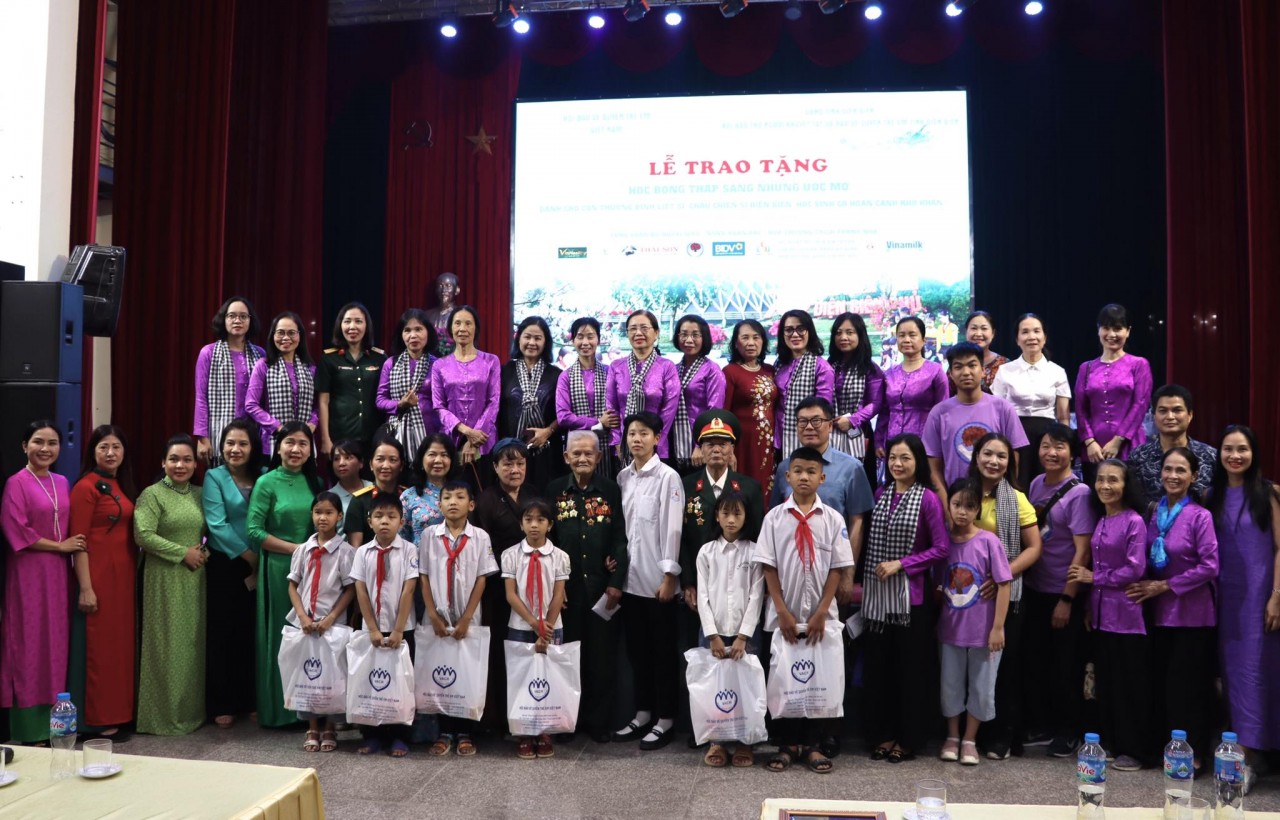 Chương trình đã trao gửi 349 suất quà và học bổng với tổng trị giá lên đến 450 triệu VND tới các em học sinh. Chương trình đã trao gửi 349 suất quà và học bổng với tổng trị giá lên đến 450 triệu VND tới các em học sinh.