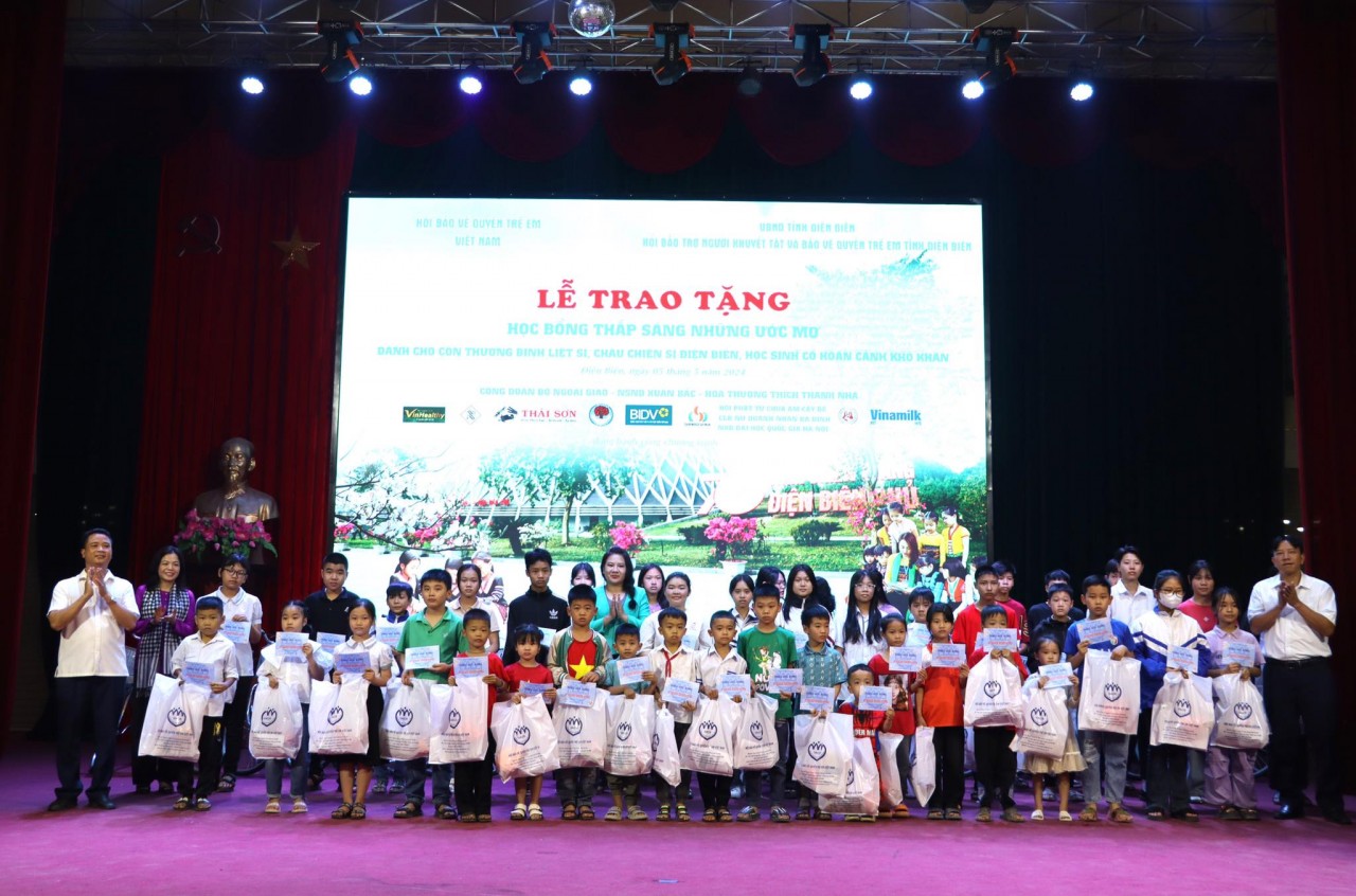 Trao 349 suất quà và học bổng cho con cháu chiến sĩ Điện Biên và học sinh có hoàn cảnh khó khăn Trao 349 suất quà và học bổng cho con cháu chiến sĩ Điện Biên và học sinh có hoàn cảnh khó khăn