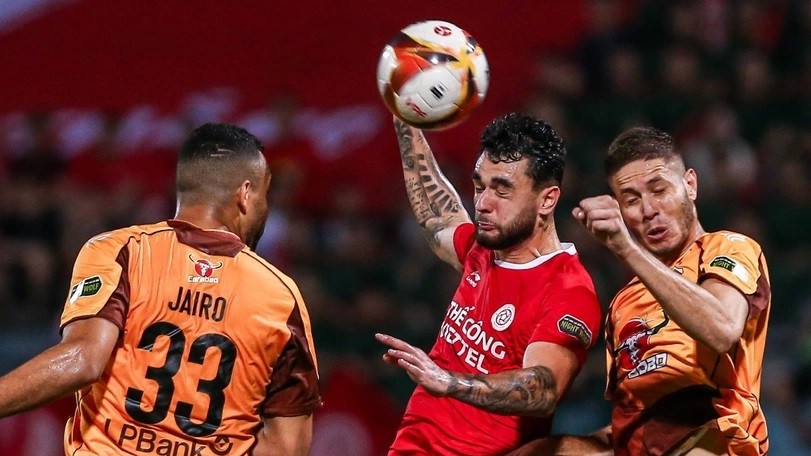 V-League 2023/24: HLV Kim Sang Sik dự khán trận Thể Công Viettel thất bại trước Hoàng Anh Gia Lai