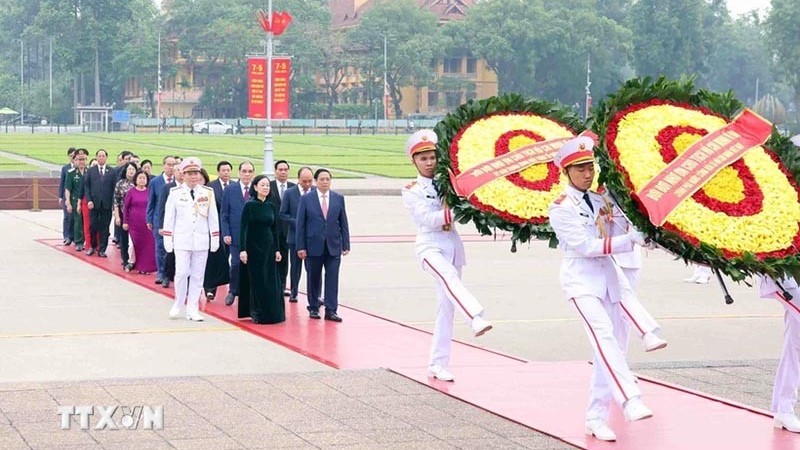 Lãnh đạo Đảng, Nhà nước vào Lăng viếng Chủ tịch Hồ Chí Minh nhân kỷ niệm 70 năm Chiến thắng Điện Biên Phủ