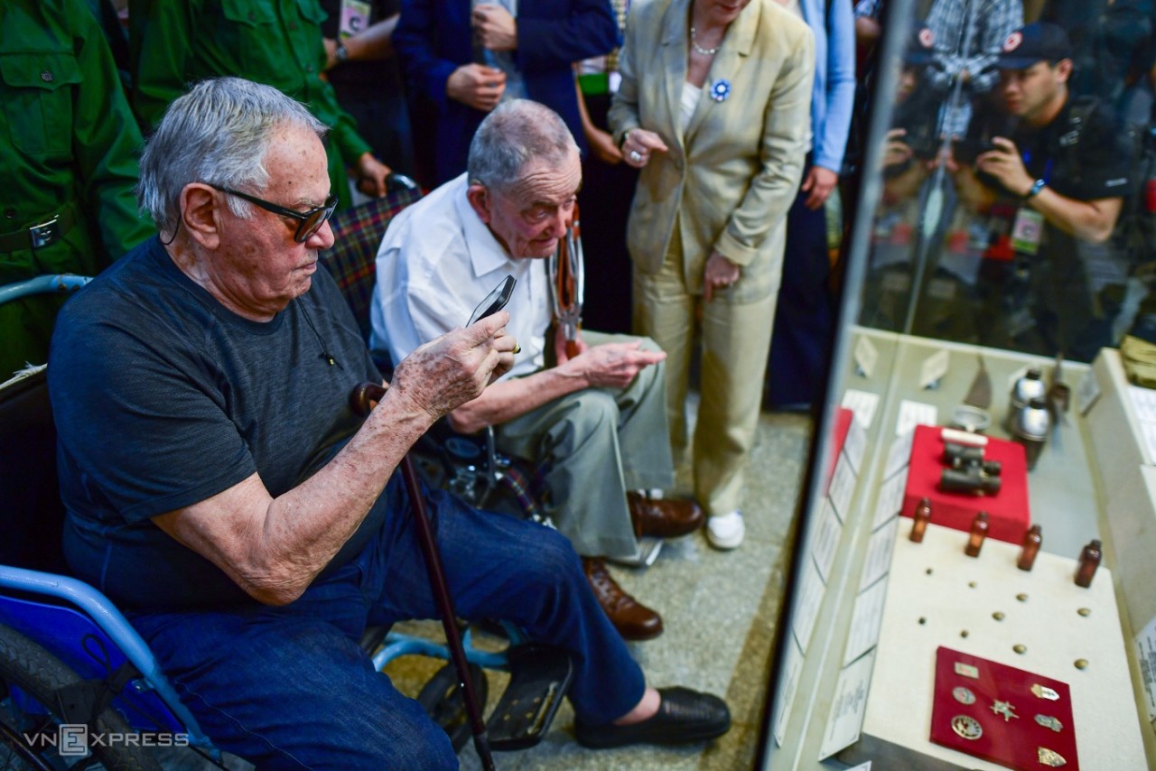 Ba cựu binh Pháp xúc động quay lại chiến trường Điện Biên Phủ Ba cựu binh Pháp xúc động quay lại chiến trường Điện Biên Phủ