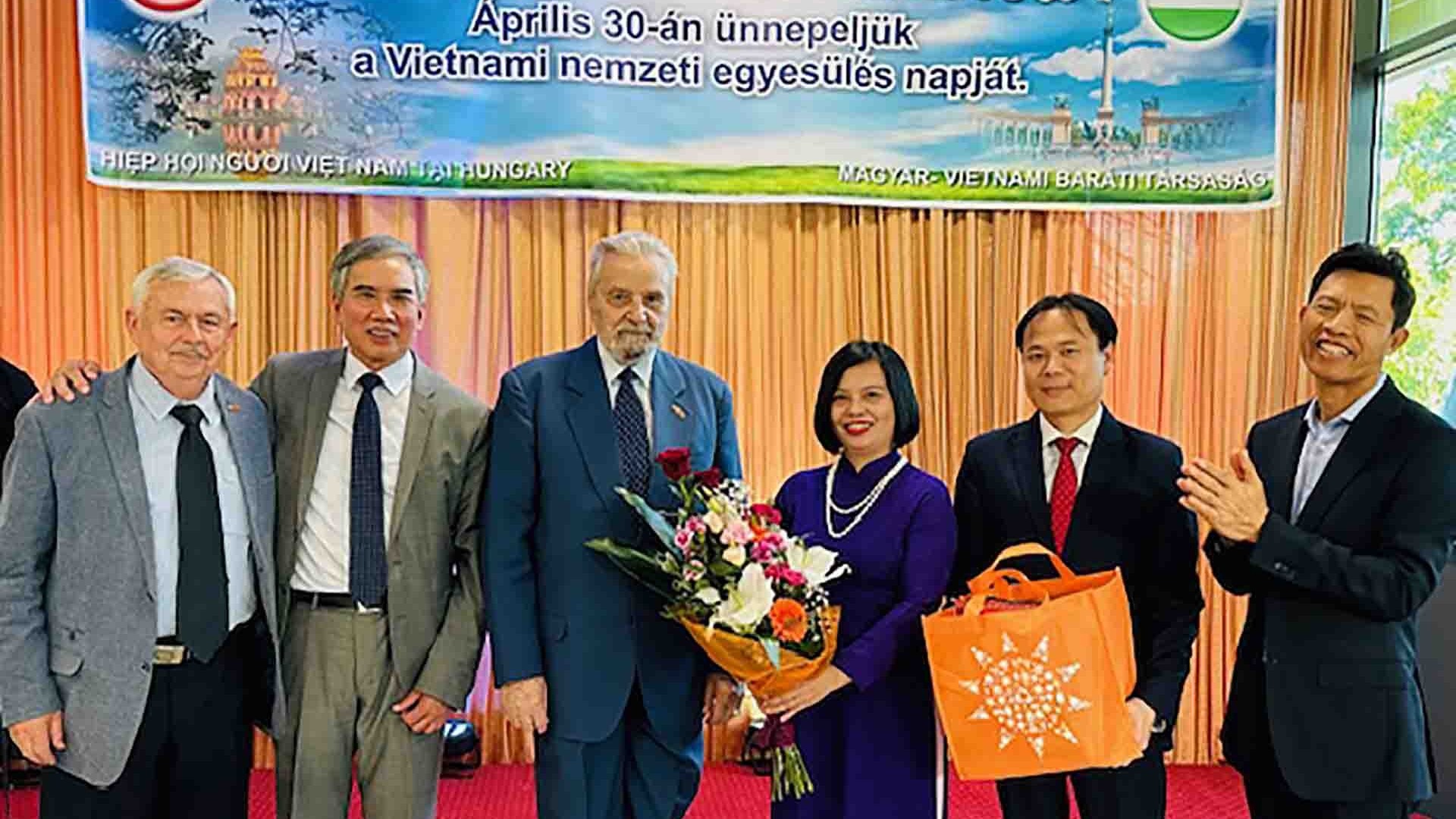 Người Việt Nam tại Hungary gặp mặt nhân 49 năm Ngày Giải phóng miền Nam, thống nhất đất nước