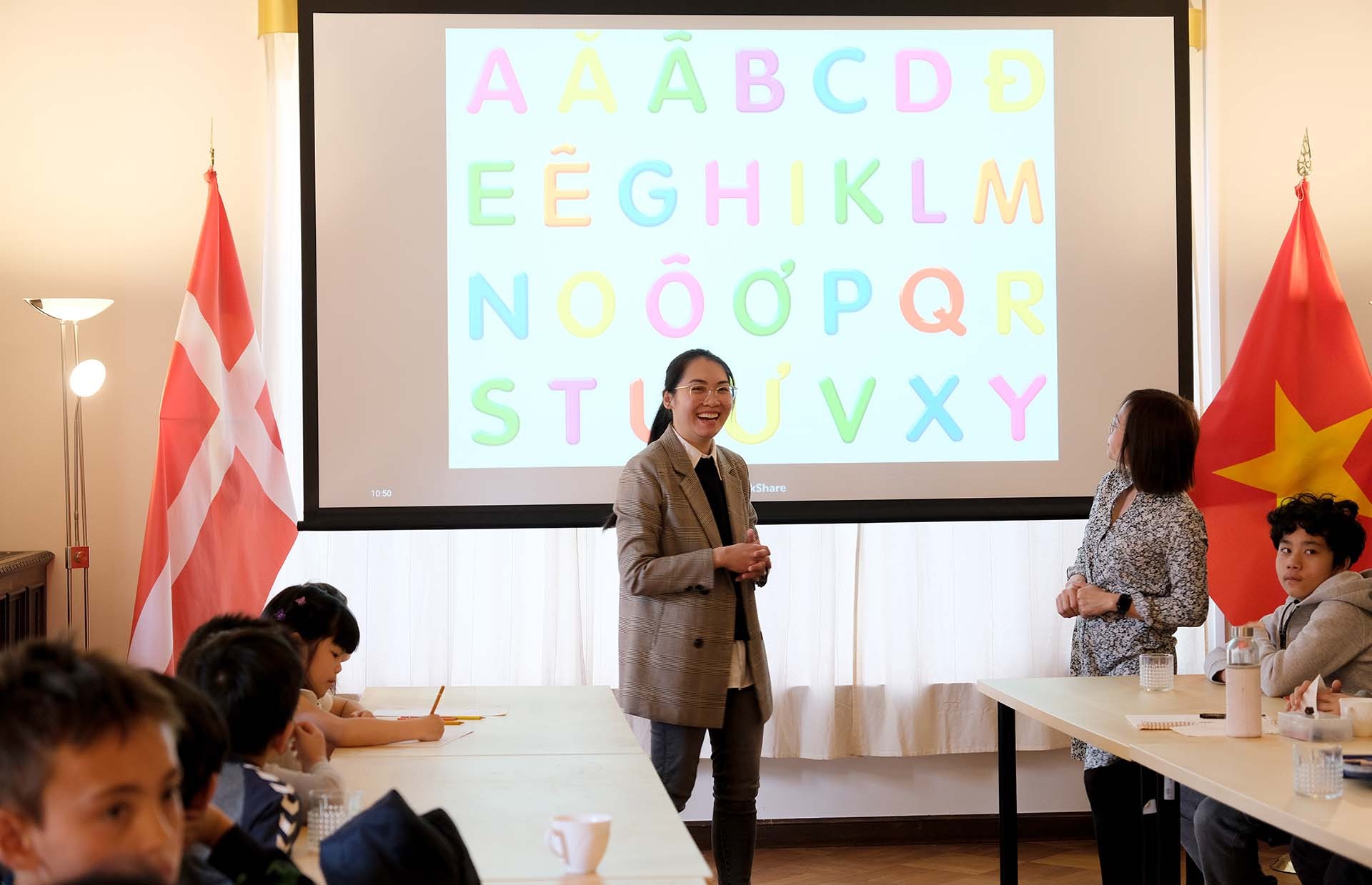 Khai giảng lớp học tiếng Việt cho con em cộng đồng người Việt Nam tại Đan Mạch Khai giảng lớp học tiếng Việt cho con em cộng đồng người Việt Nam tại Đan Mạch