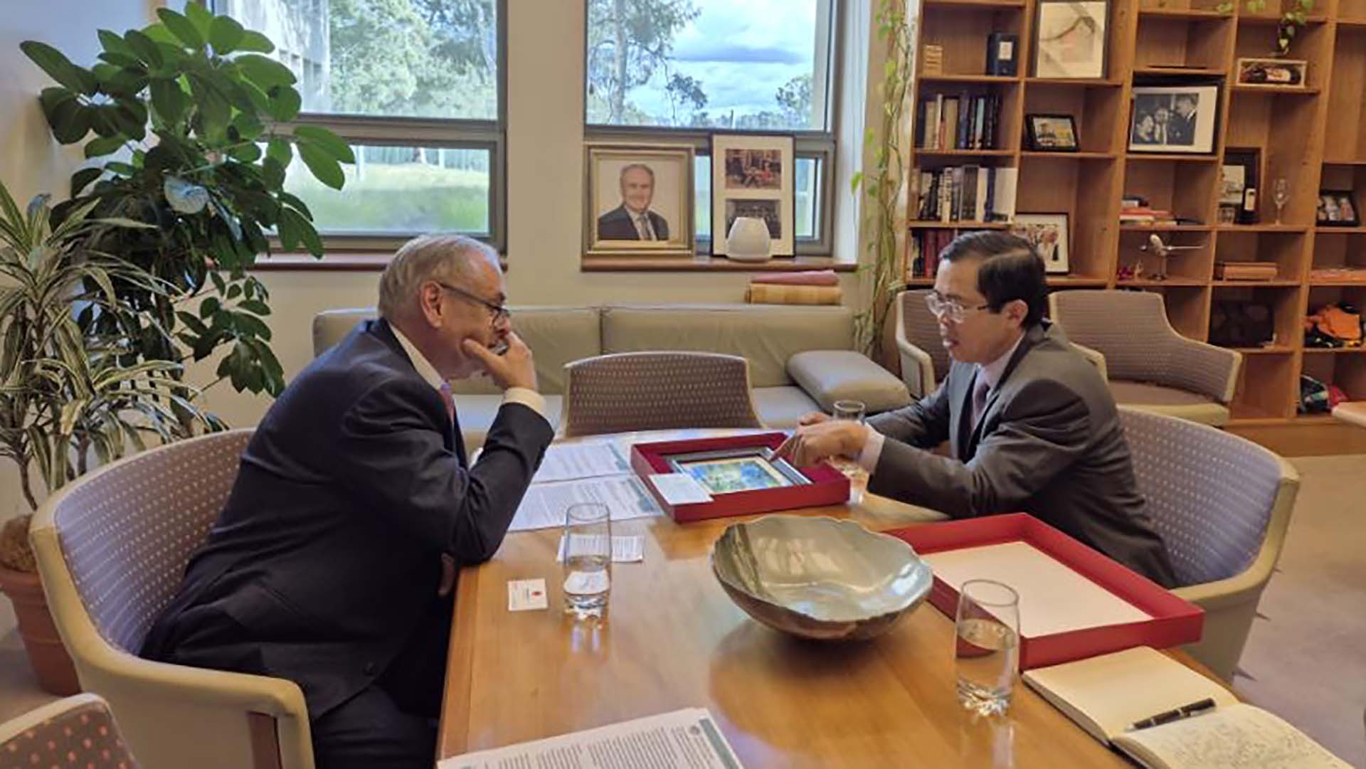 Đại sứ Phạm Hùng Tâm và Thượng nghị sĩ, Bộ trưởng Thương mại và du lịch Australia Don Farrell. Đại sứ Phạm Hùng Tâm và Thượng nghị sĩ, Bộ trưởng Thương mại và du lịch Australia Don Farrell.