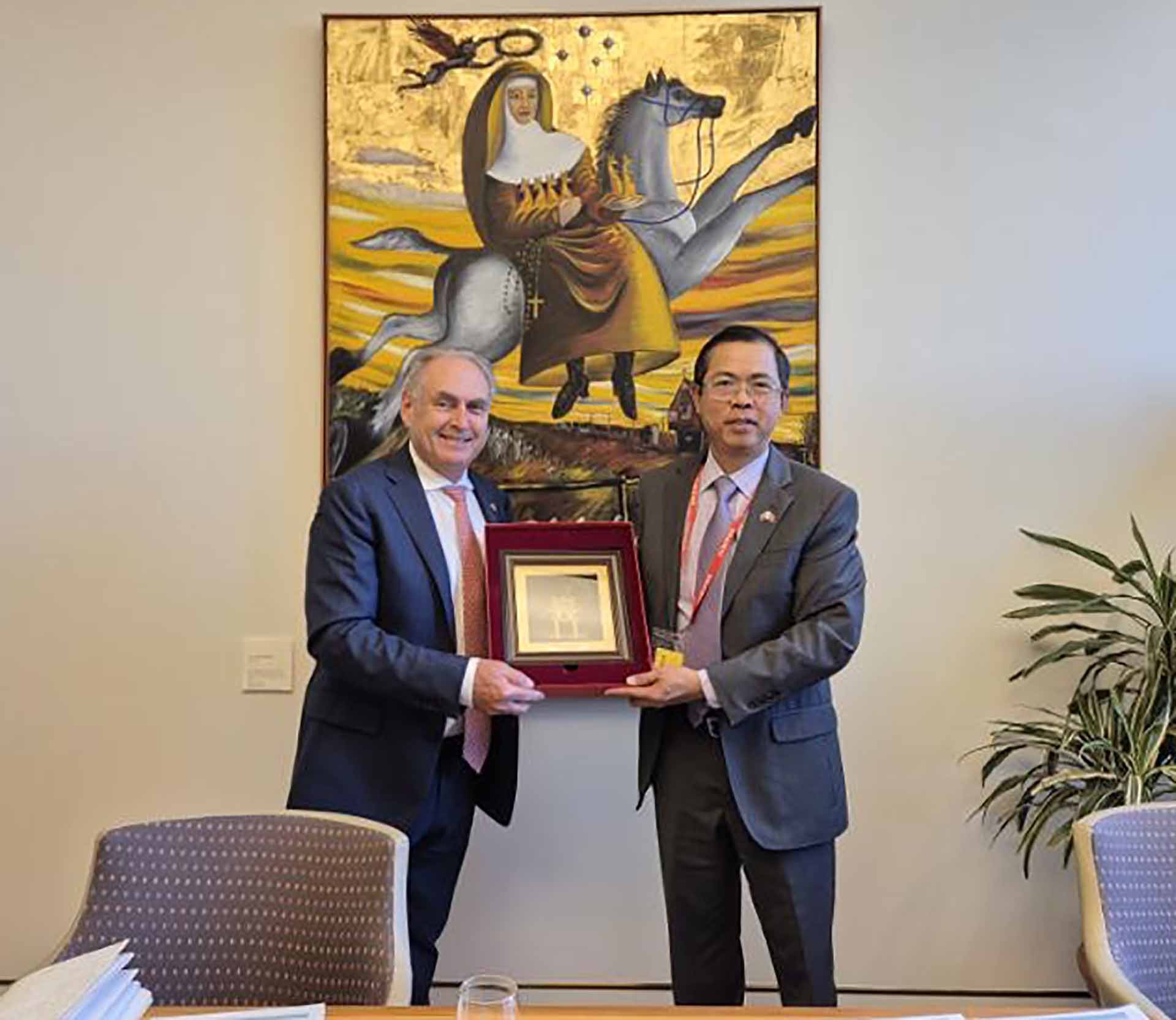 Đại sứ Phạm Hùng Tâm và Thượng nghị sĩ, Bộ trưởng Thương mại và du lịch Australia Don Farrell. Đại sứ Phạm Hùng Tâm và Thượng nghị sĩ, Bộ trưởng Thương mại và du lịch Australia Don Farrell.