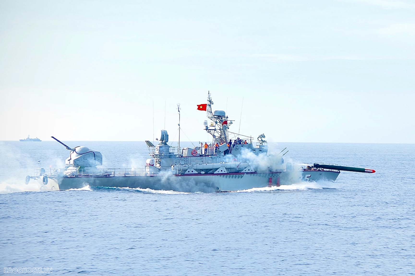 Tàu của Lữ đoàn 172, Vùng 3 Hải quân bắn ngư lôi. (Ảnh: Lê Hệ) Tàu của Lữ đoàn 172, Vùng 3 Hải quân bắn ngư lôi. (Ảnh: Lê Hệ)