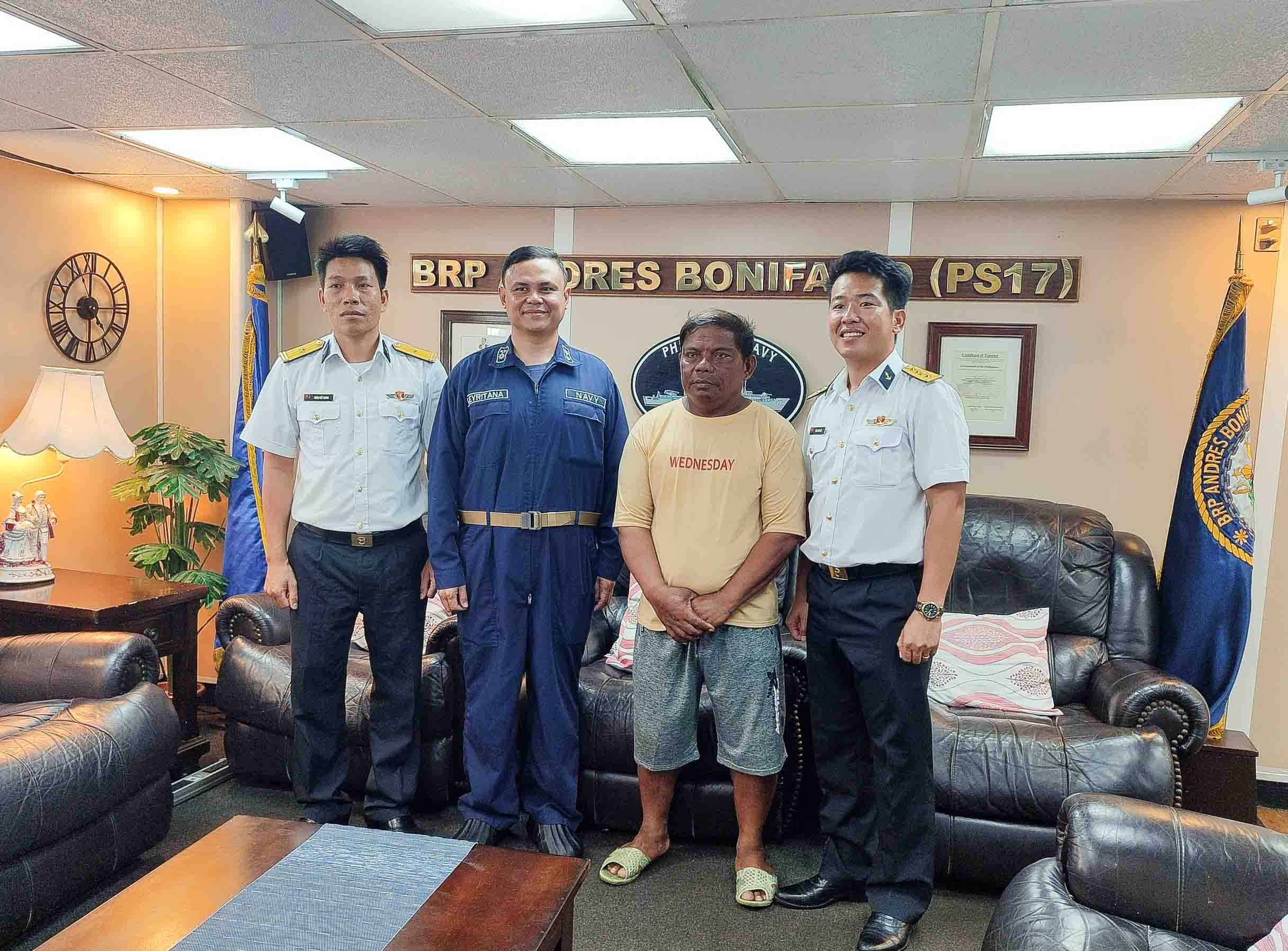 Bộ tư lệnh Vùng 4 Hải quân tiếp nhận ngư dân Philippin gặp nạn tại Trường Sa Bộ tư lệnh Vùng 4 Hải quân tiếp nhận và bàn giao ngư dân Philippines gặp nạn tại Trường Sa