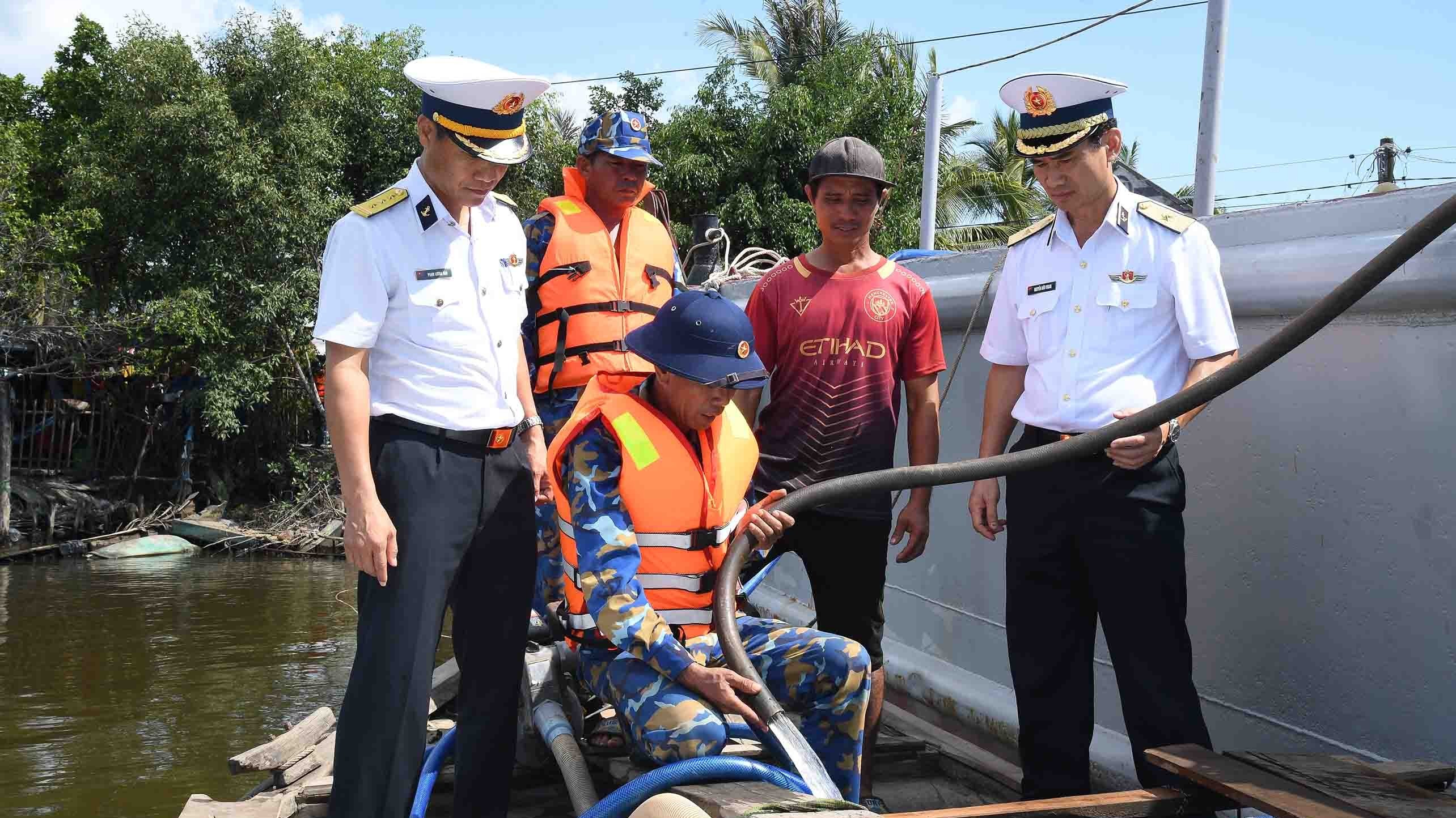 Nghĩa tình quân dân trong mùa hạn