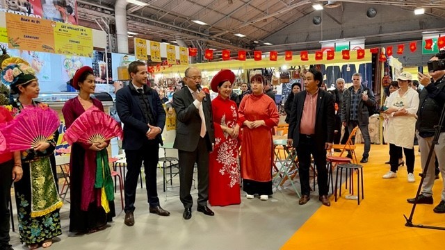 Sản phẩm văn hoá, du lịch Việt Nam gây ấn tượng tại Hội chợ Paris Sản phẩm văn hoá, du lịch Việt Nam gây ấn tượng tại Hội chợ Paris