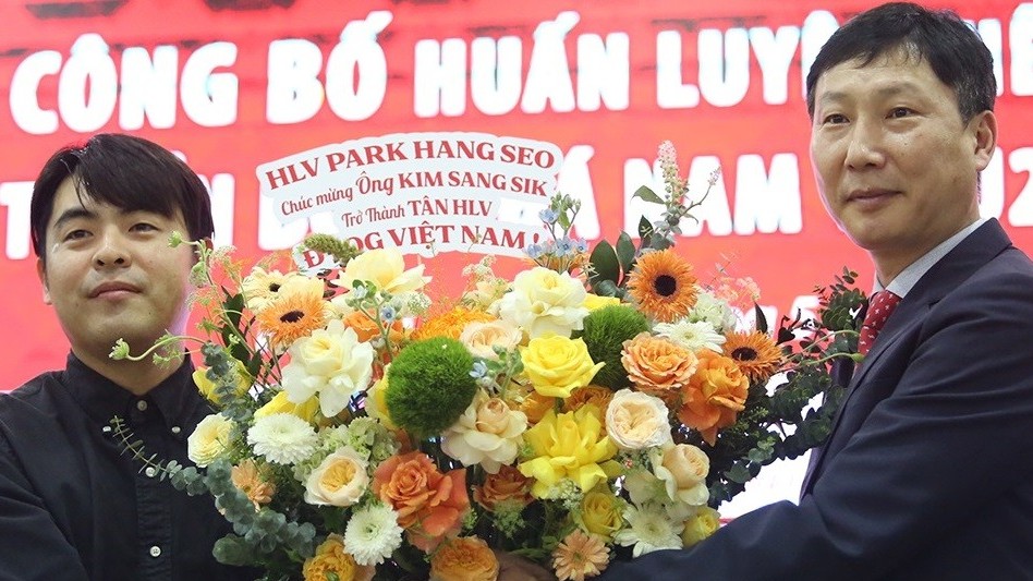 Báo Hàn Quốc lo ngại HLV Park Hang Seo có thể ảnh hưởng đến HLV Kim Sang Sik