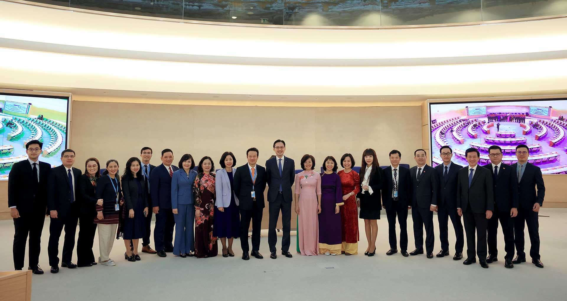 Đoàn đại biểu Việt Nam do Thứ trưởng Ngoại giao Đỗ Hùng Việt dẫn đầu tại Phiên đối thoại. (Nguồn: TTXVN) Đoàn đại biểu Việt Nam do Thứ trưởng Ngoại giao Đỗ Hùng Việt dẫn đầu tại Phiên đối thoại. (Nguồn: TTXVN)