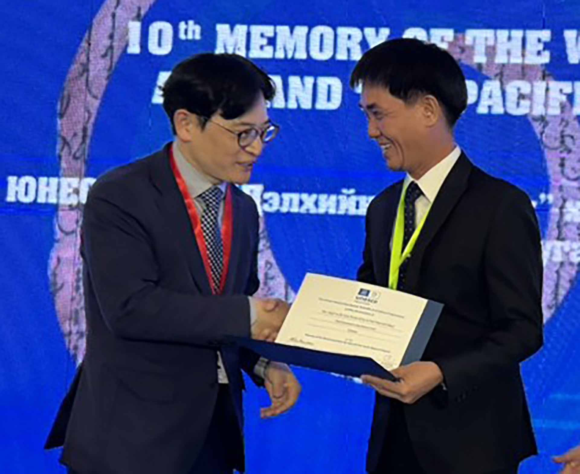 Những bản đúc nổi trên Cửu Đỉnh ở Hoàng cung Huế chính thức trở thành Di sản tư liệu của Chương trình Ký ức thế giới khu vực châu Á-Thái Bình Dương Những bản đúc nổi trên Cửu Đỉnh ở Hoàng cung Huế chính thức trở thành Di sản tư liệu của Chương trình Ký ức thế giới khu vực châu Á-Thái Bình Dương