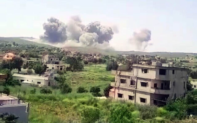 Một cuộc không kích của Israel giữa các thị trấn Ayta ash-Shab và Ramyeh trên biên giới phía nam Lebanon với Israel vào ngày 24 tháng 4 năm 2024.. Times of Israel