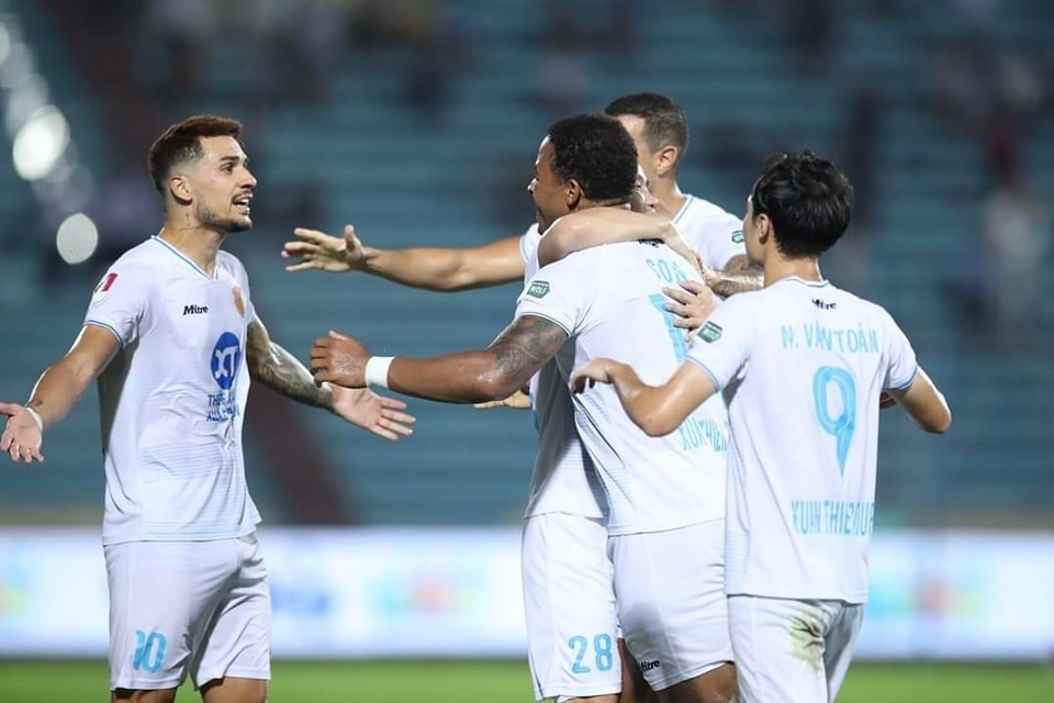 V-League 2023/24: HLV Huỳnh Đức và HLV Vũ Hồng Việt sau trận đấu CLB Nam Định 3-1 CLB Bình Dương V-League 2023/24: HLV Huỳnh Đức và HLV Vũ Hồng Việt sau trận đấu CLB Nam Định 3-1 CLB Bình Dương