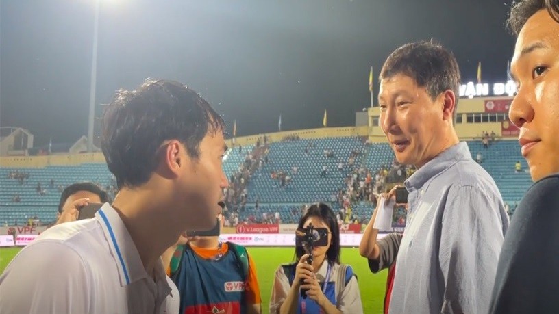 HLV Kim Sang Sik quan tâm tình hình chấn thương của Văn Toàn, Tiến Linh