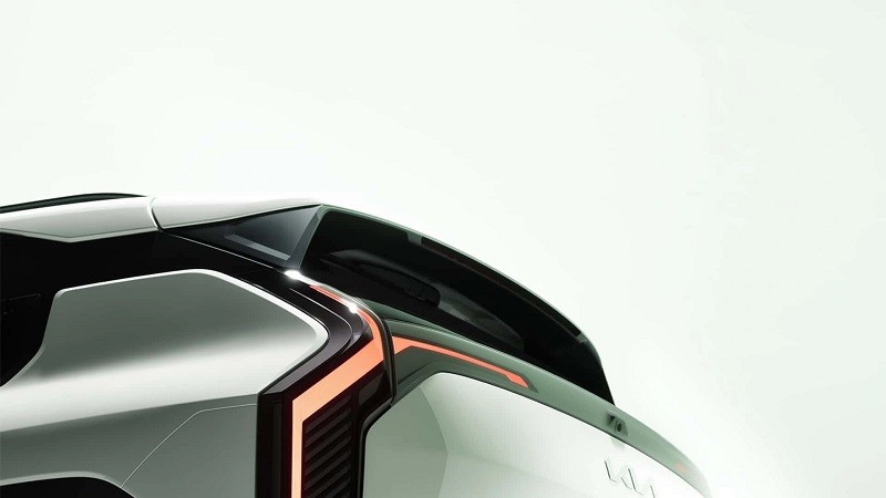 Đuôi xe góc cạnh, với cụm đèn hậu tạo dáng chữ Y giống đèn chiếu sáng phía trước Đuôi xe góc cạnh, với cụm đèn hậu tạo dáng chữ Y giống đèn chiếu sáng phía trước