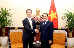 Bộ trưởng Ngoại giao Bùi Thanh Sơn tiếp Đại sứ EU tại Việt Nam Julien Guerrier