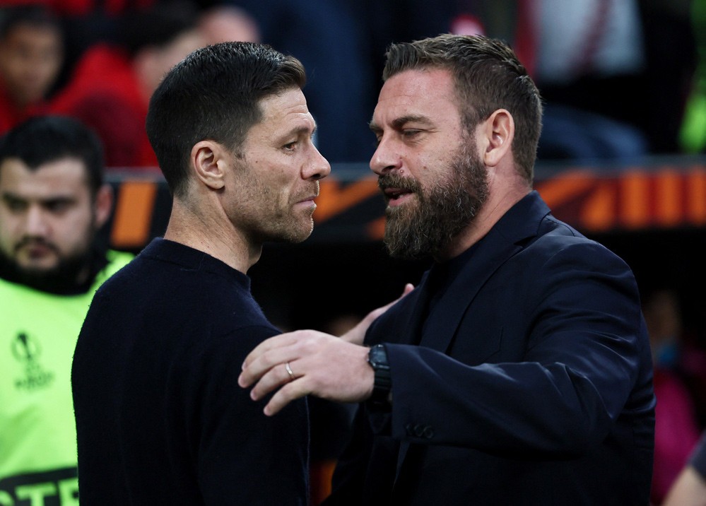HLV Xabi Alonso và HLV De Rossi bắt tay trước trận đấu. HLV Xabi Alonso và HLV De Rossi bắt tay trước trận đấu.
