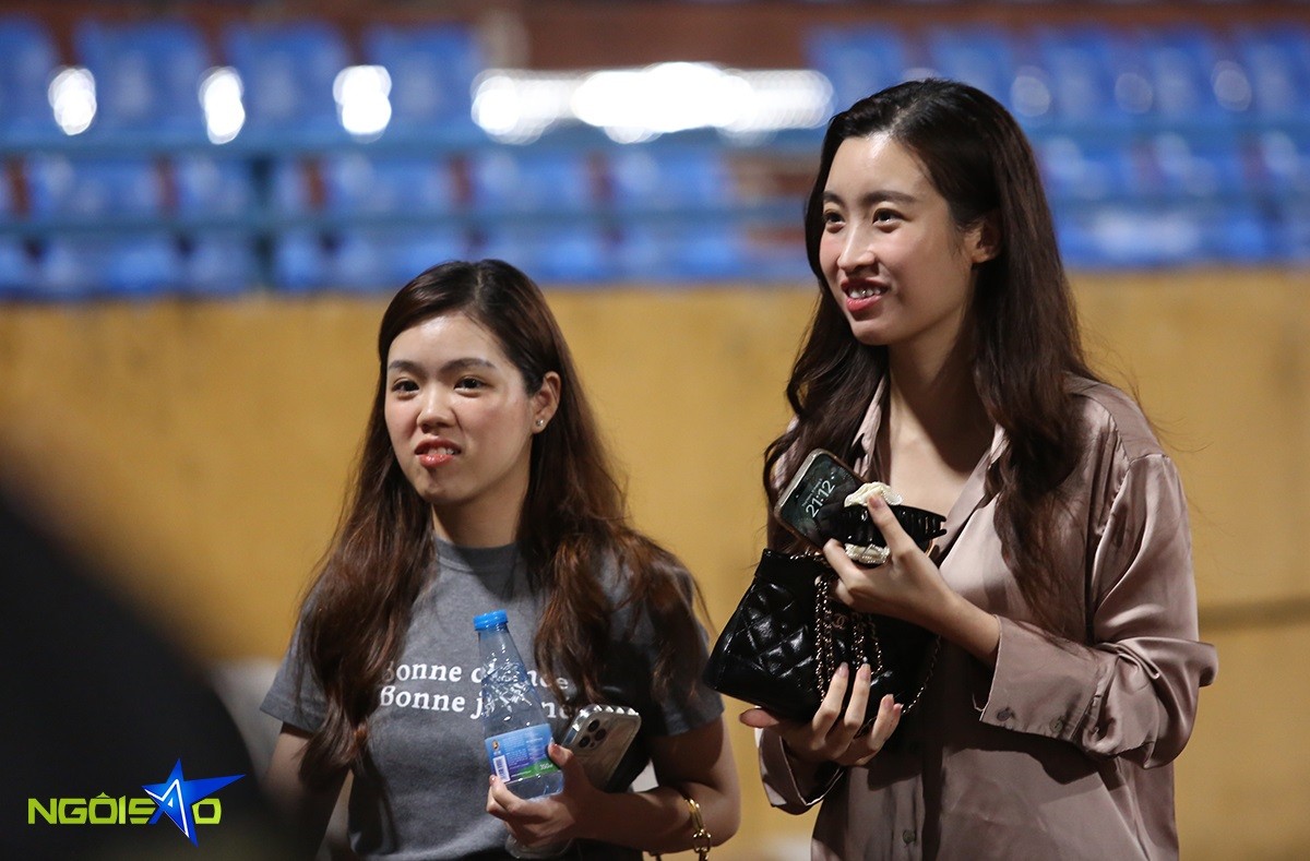 Đây là lần hiếm hoi Mỹ Linh đến sân Hàng Đẫy cổ vũ Hà Nội FC kể từ khi sinh con hồi tháng 7/2023. Trong gần một năm qua, bà xã của Chủ tịch CLB Hà Nội Đỗ Vinh Quang Vinh chủ yếu ở nhà chăm con, thỉnh thoảng mới đi dự sự kiện.