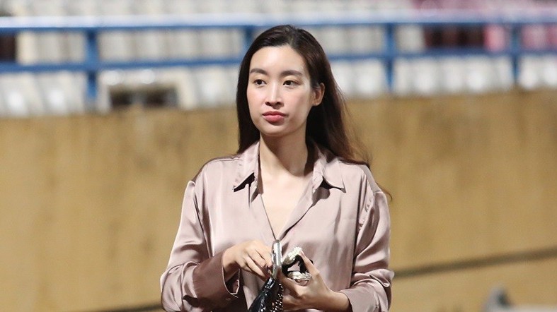 Trận đấu CLB Hà Nội 0-2 Viettel: Hình ảnh Hoa hậu Đỗ Mỹ Linh và doanh nhân Đỗ Vinh Quang trên sân Hàng Đẫy