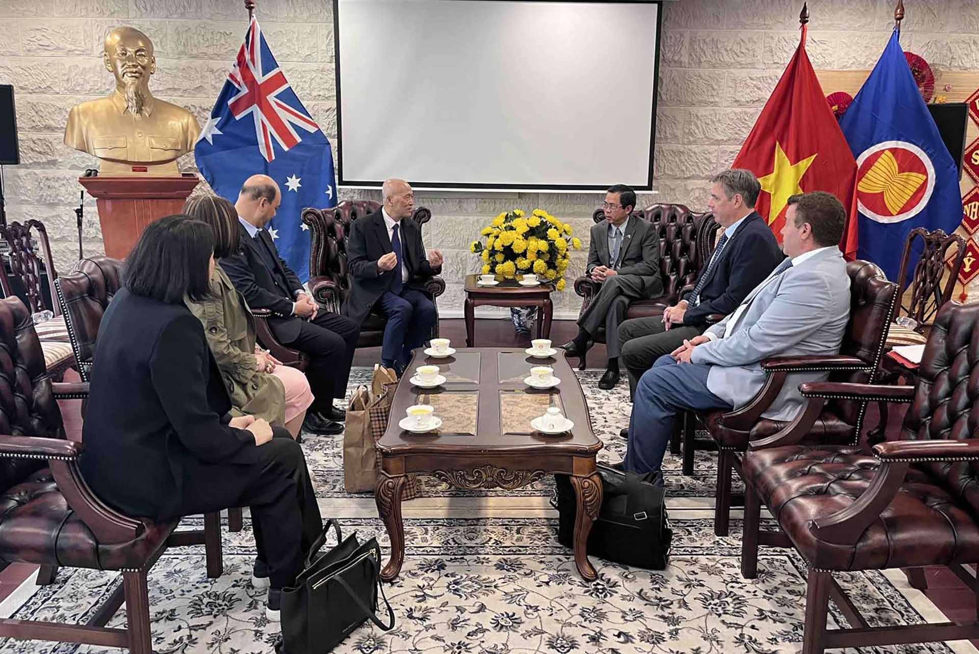 Đại sứ Phạm Hùng Tâm tiếp đoàn đại biểu Hội đồng kinh doanh Australia-Việt Nam Đại sứ Phạm Hùng Tâm tiếp đoàn đại biểu Hội đồng kinh doanh Australia-Việt Nam