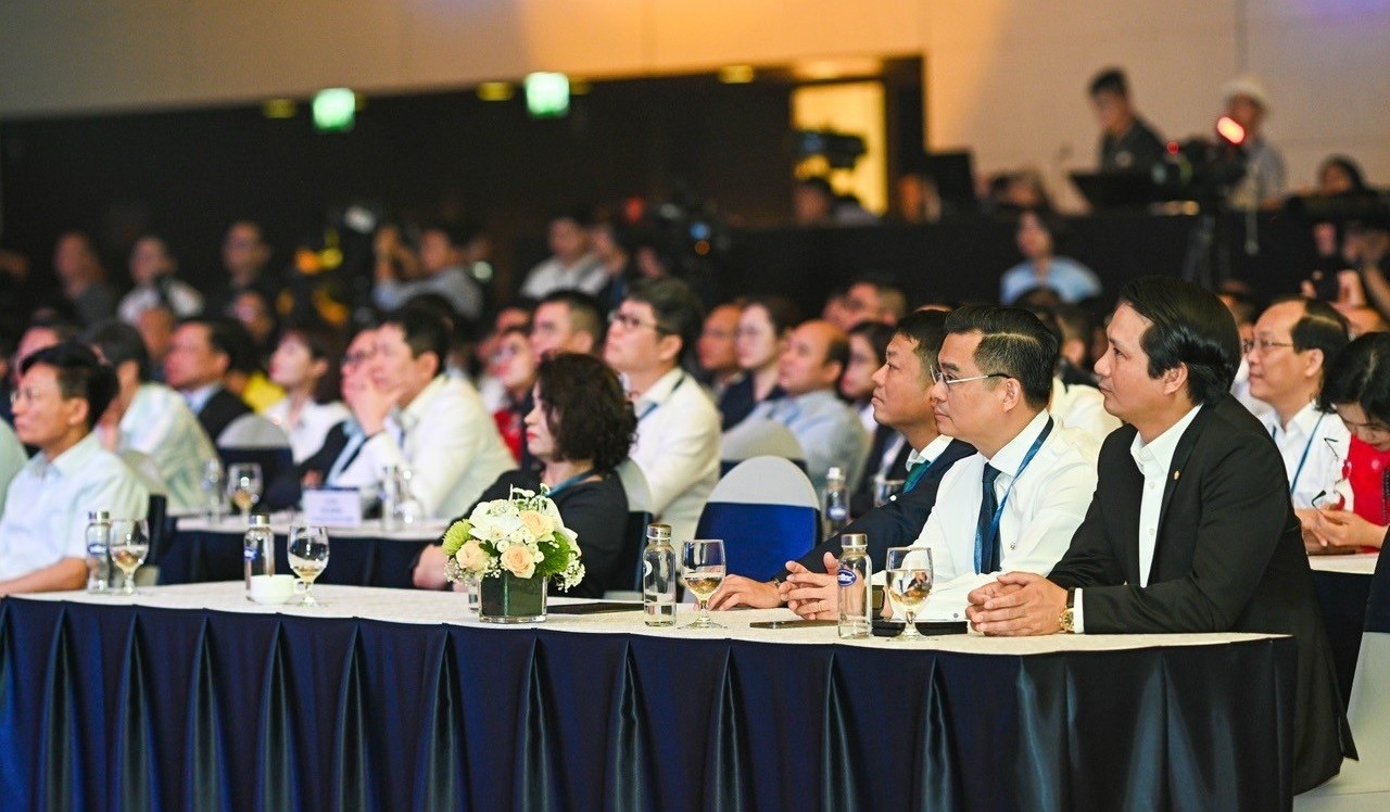 Ông Nguyễn Thanh Tùng – Phó Bí thư phụ trách Đảng bộ, Tổng giám đốc Vietcombank (hàng đầu, thứ 2 từ phải sang) tham dự sự kiện.