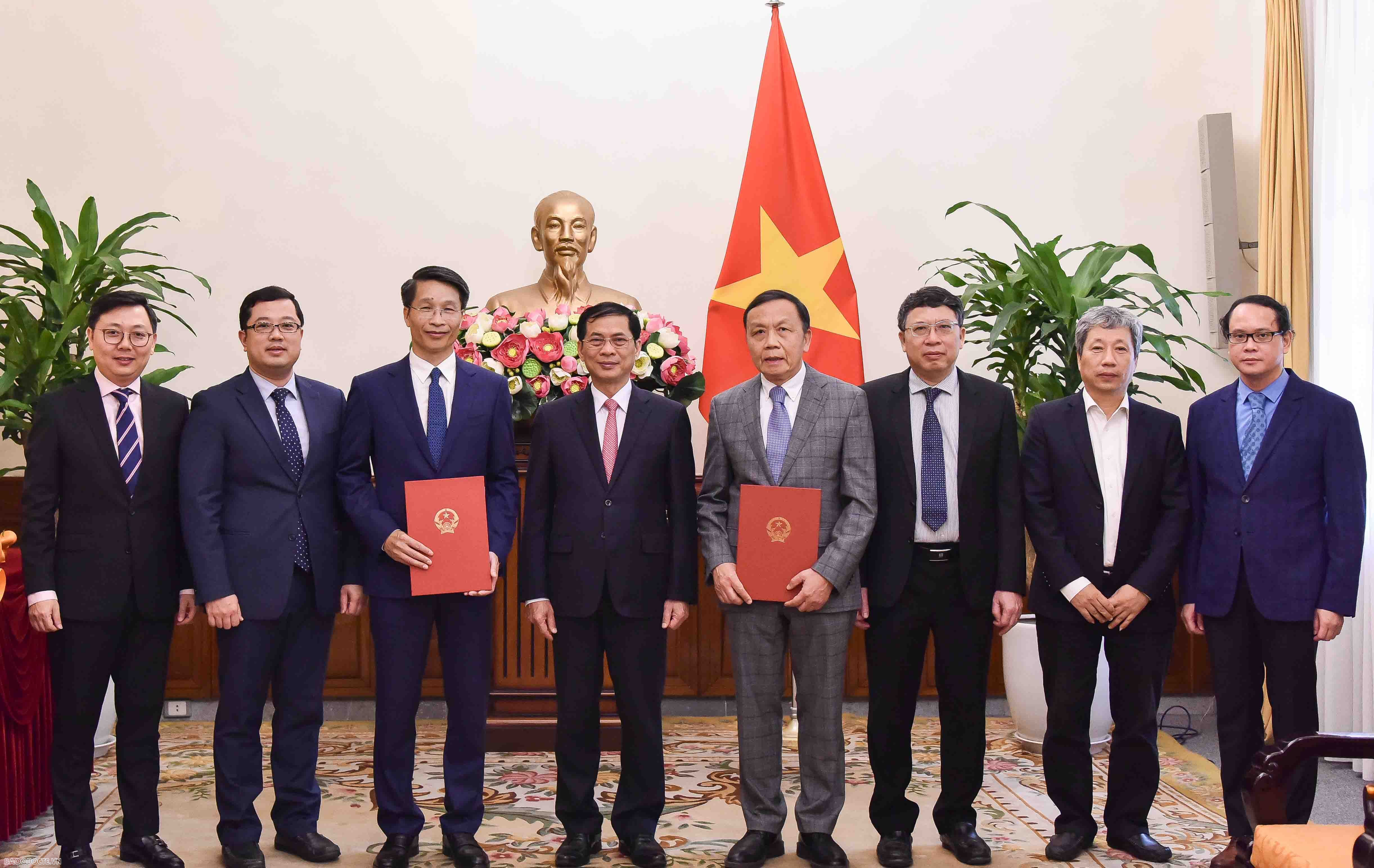 Bộ trưởng Ngoại giao Bùi Thanh Sơn trao quyết định điều động cán bộ