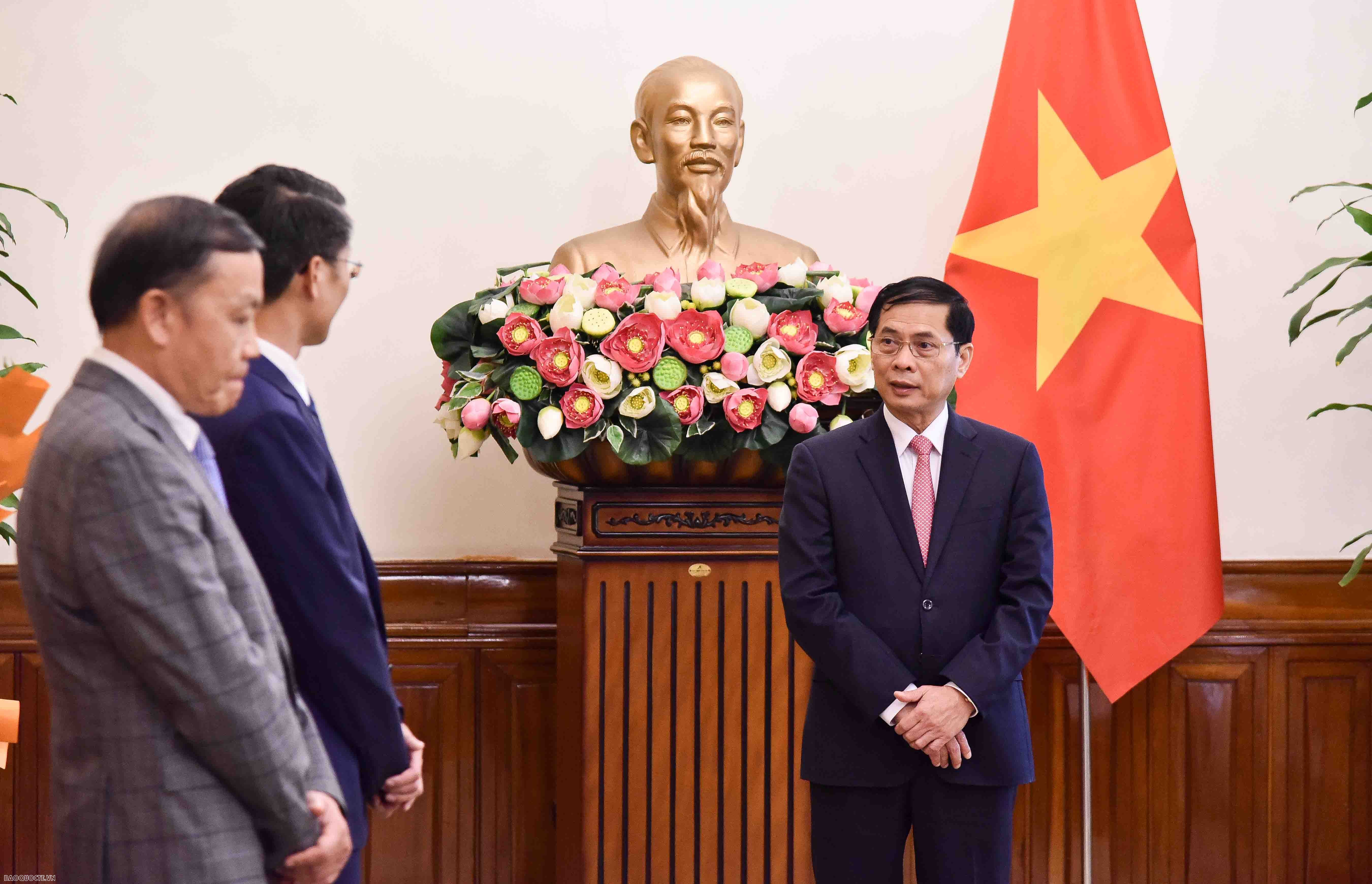 Chúc mừng và giao nhiệm vụ cho các cán bộ cấp Vụ mới được bổ nhiệm, Bộ trưởng Ngoại giao Bùi Thanh Sơn nhấn mạnh đây là sự tin tưởng của Ban Cán sự Đảng Bộ, Lãnh đạo Bộ. Đồng thời, Bộ trưởng mong muốn, ông Phạm Bình Đàm và ông Nguyễn Quang Trung sẽ phát huy được kinh nghiệm trong công tác chuyên môn ở cả trong và ngoài nước trong thời gian qua, đóng góp vào ngành đối ngoại của đất nước. Đặc biệt, tập trung được trí tuệ, sự đoàn kết của tập thể để đưa công tác đối ngoại của Bộ ngày càng phát triển. 