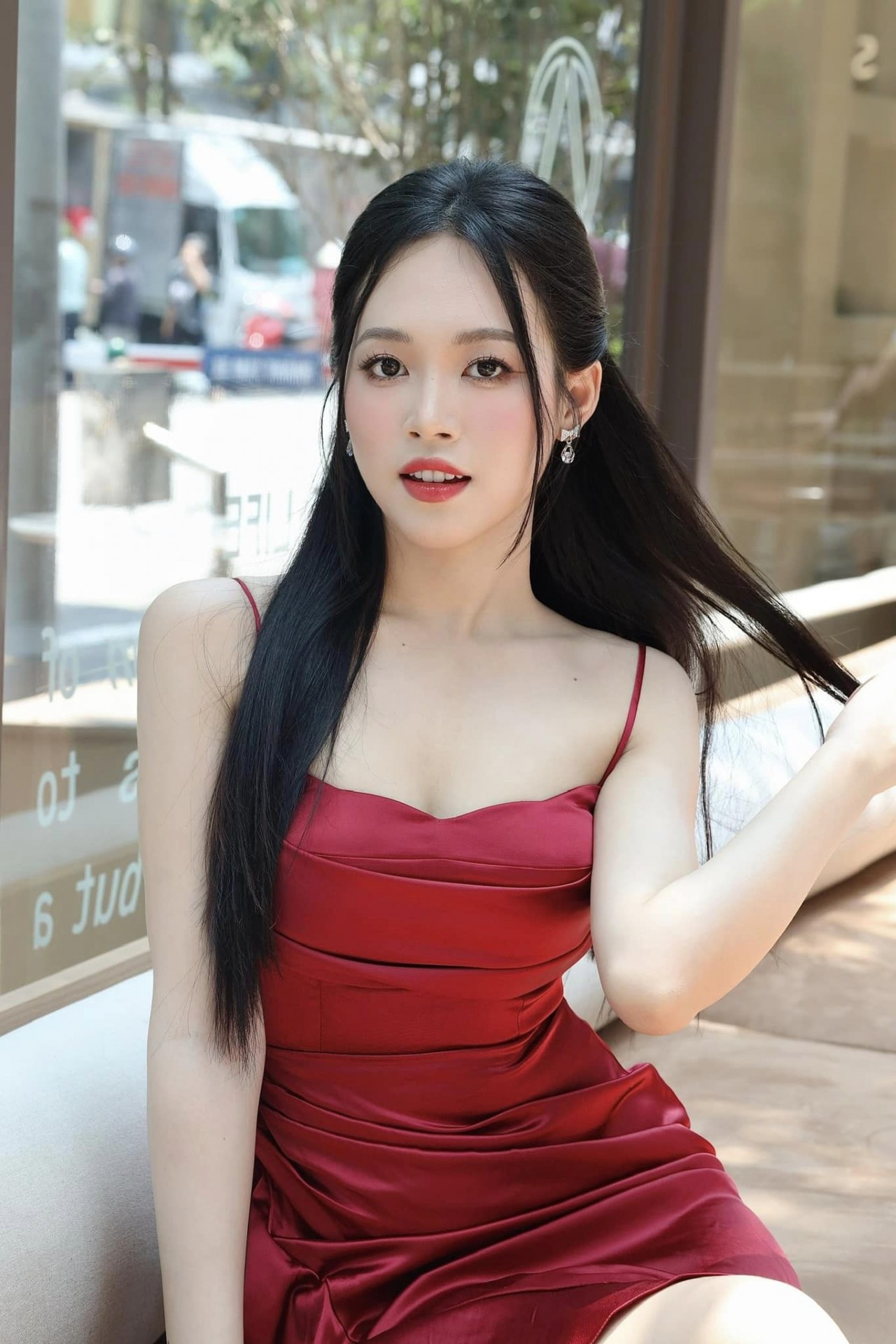 Á hậu Trịnh Thùy Linh