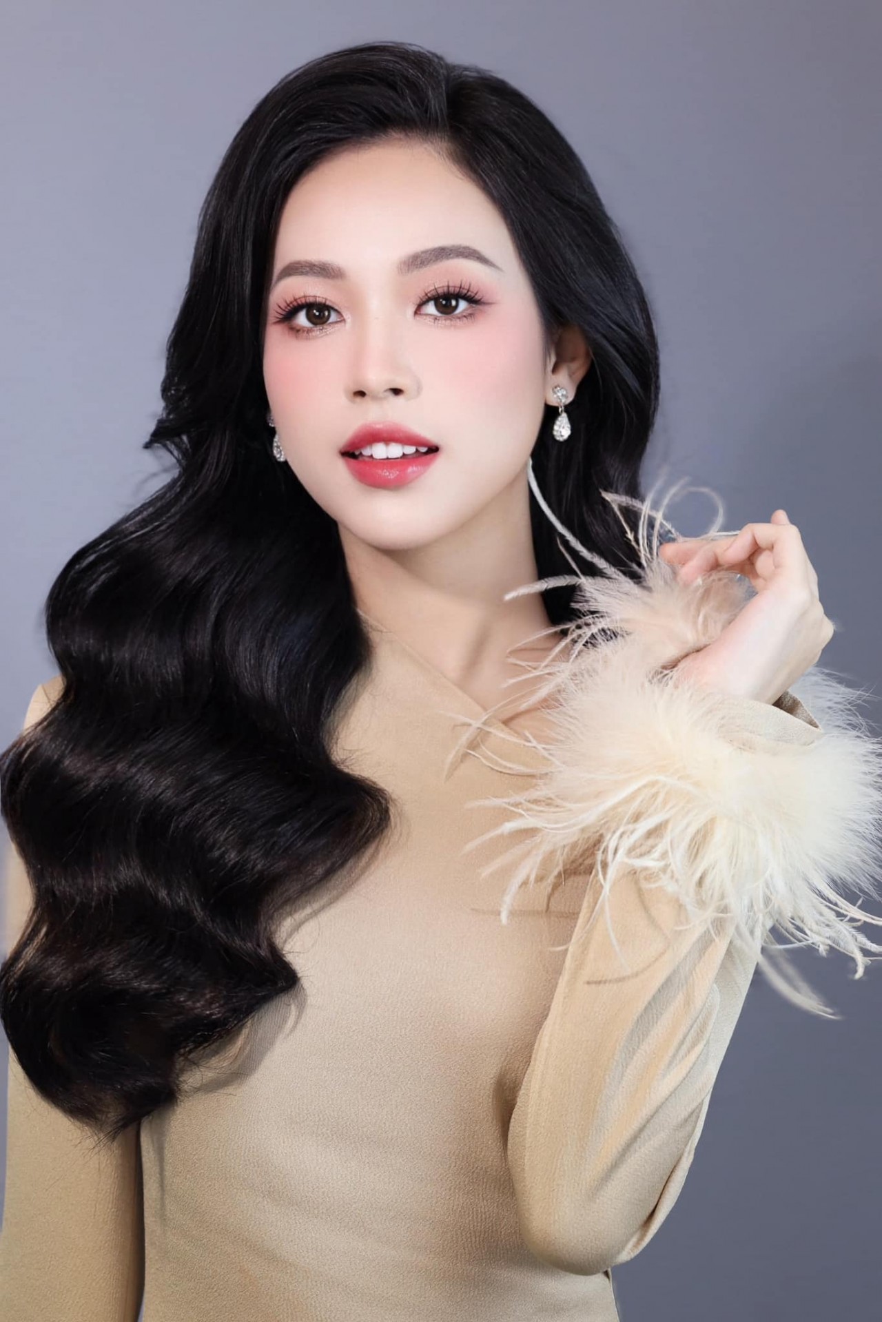 Á hậu Trịnh Thùy Linh