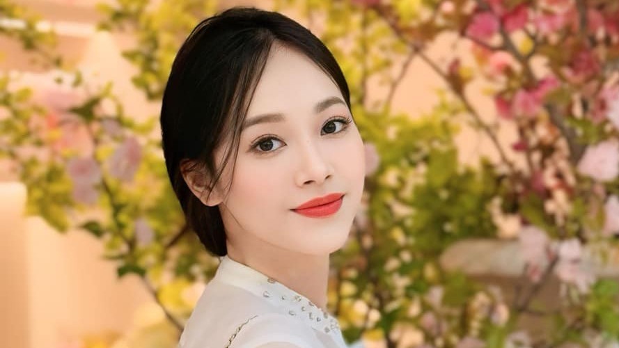 Á hậu Trịnh Thùy Linh chuộng thiết kế đầm gợi cảm, nổi bật làn da trắng