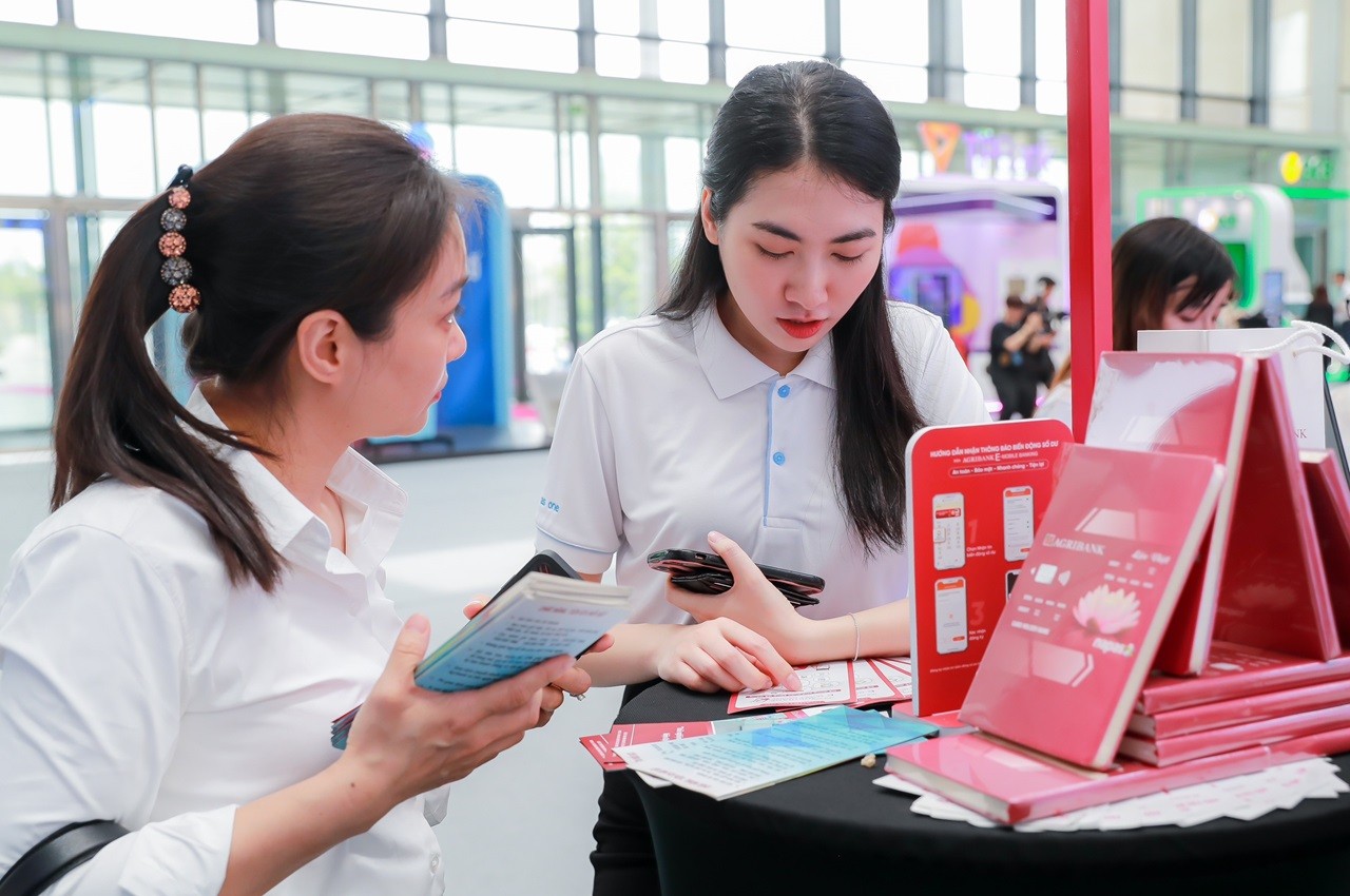 Agribank trình diễn 6 dịch vụ vượt trội tại sự kiện Chuyển đổi số ngành Ngân hàng năm 2024 Agribank trình diễn 6 dịch vụ vượt trội tại sự kiện Chuyển đổi số ngành Ngân hàng năm 2024