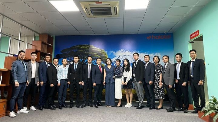 Đại sứ quán Việt Nam tại Tanzania làm việc với công ty Viettel Tanzania