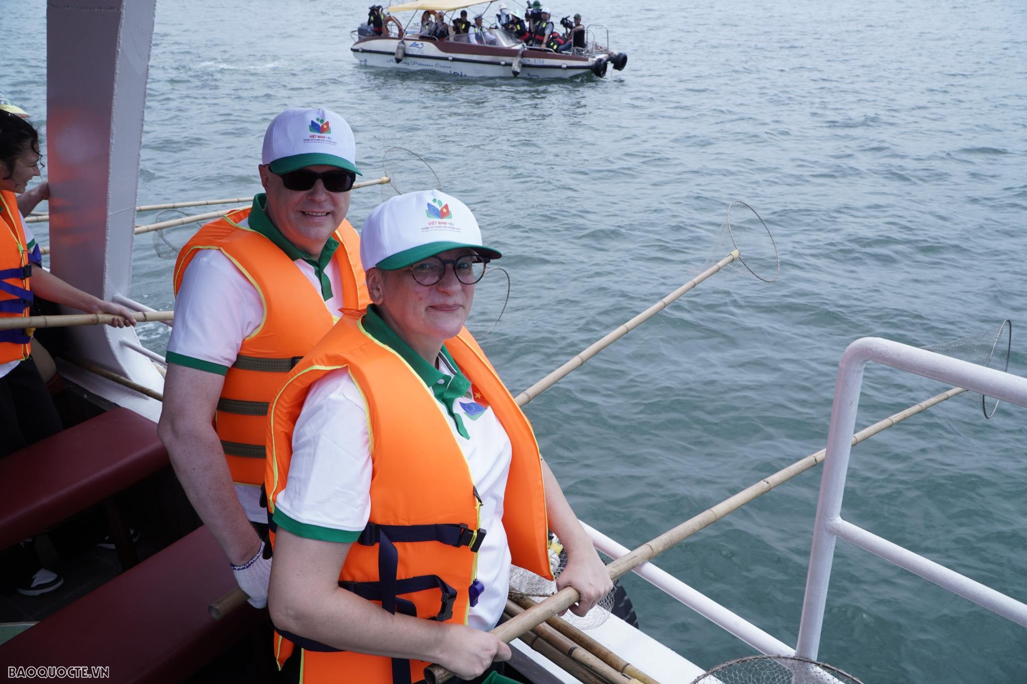 Ngày châu Âu tại Việt Nam: Hàng trăm người cùng nhau làm sạch môi trường biển