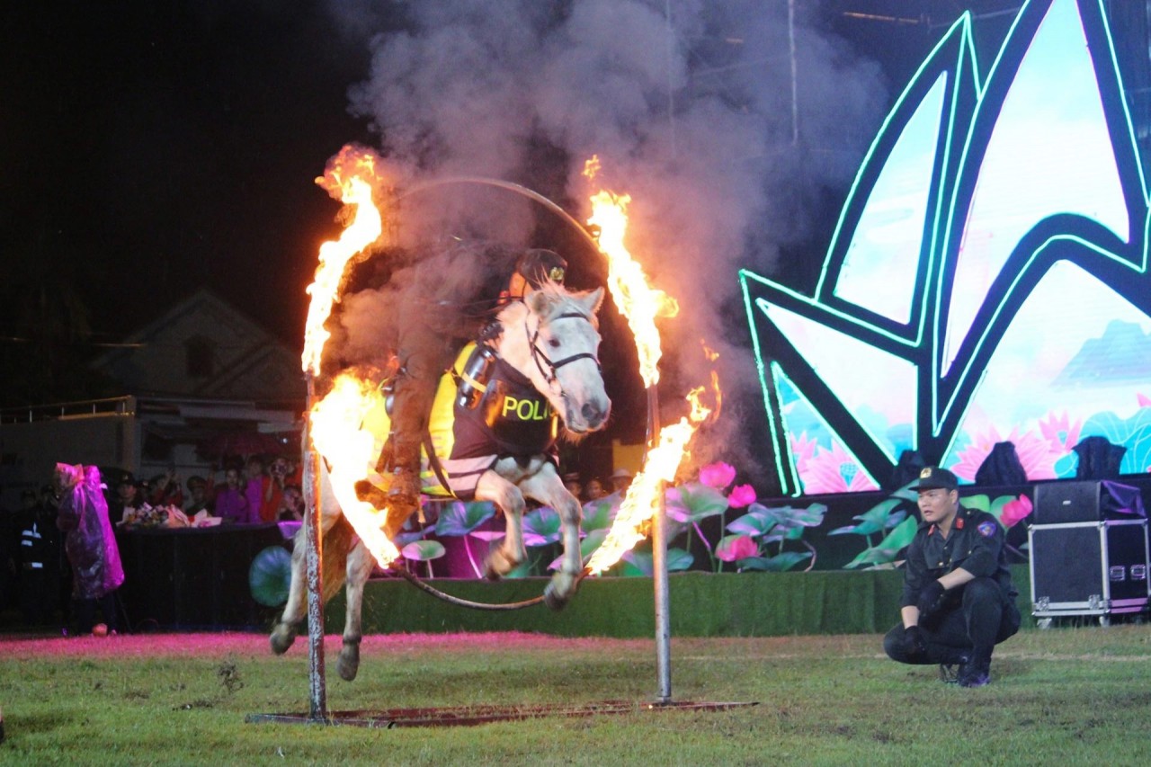 Khai mạc Lễ hội Làng Sen 2024: Mãn nhãn với màn biểu diễn của Đoàn Cảnh sát cơ động kỵ binh