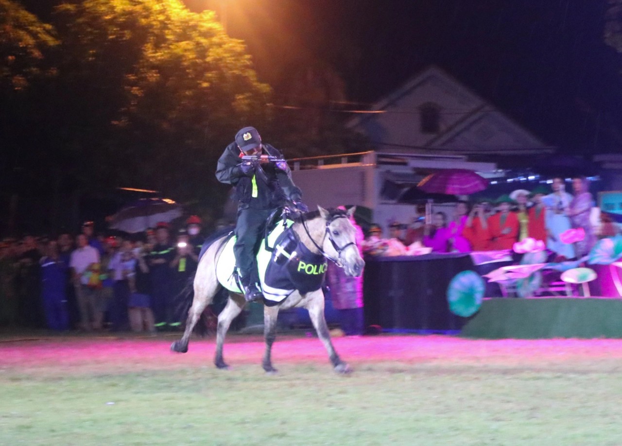 Khai mạc Lễ hội Làng Sen 2024: Mãn nhãn với màn biểu diễn của Đoàn Cảnh sát cơ động kỵ binh