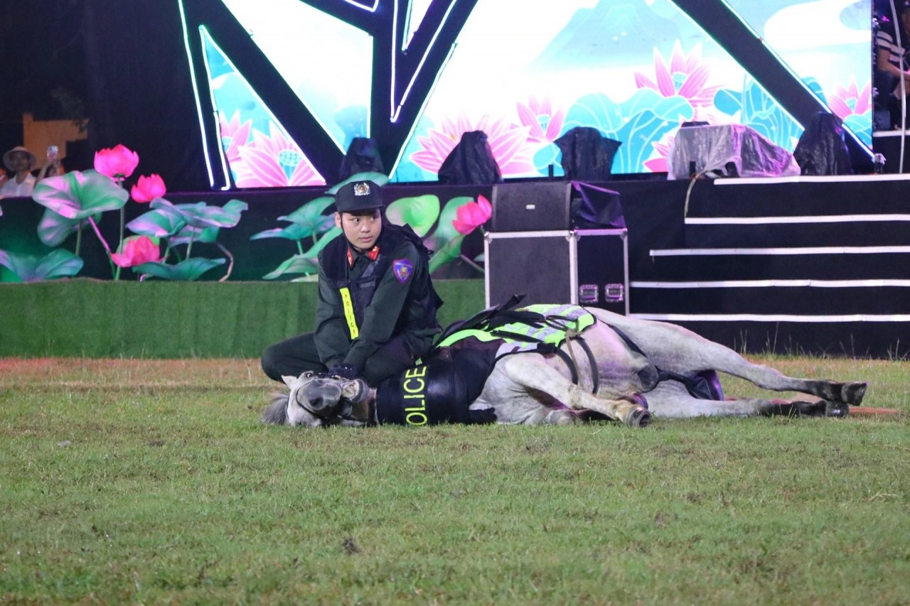 Khai mạc Lễ hội Làng Sen 2024: Mãn nhãn với màn biểu diễn của Đoàn Cảnh sát cơ động kỵ binh