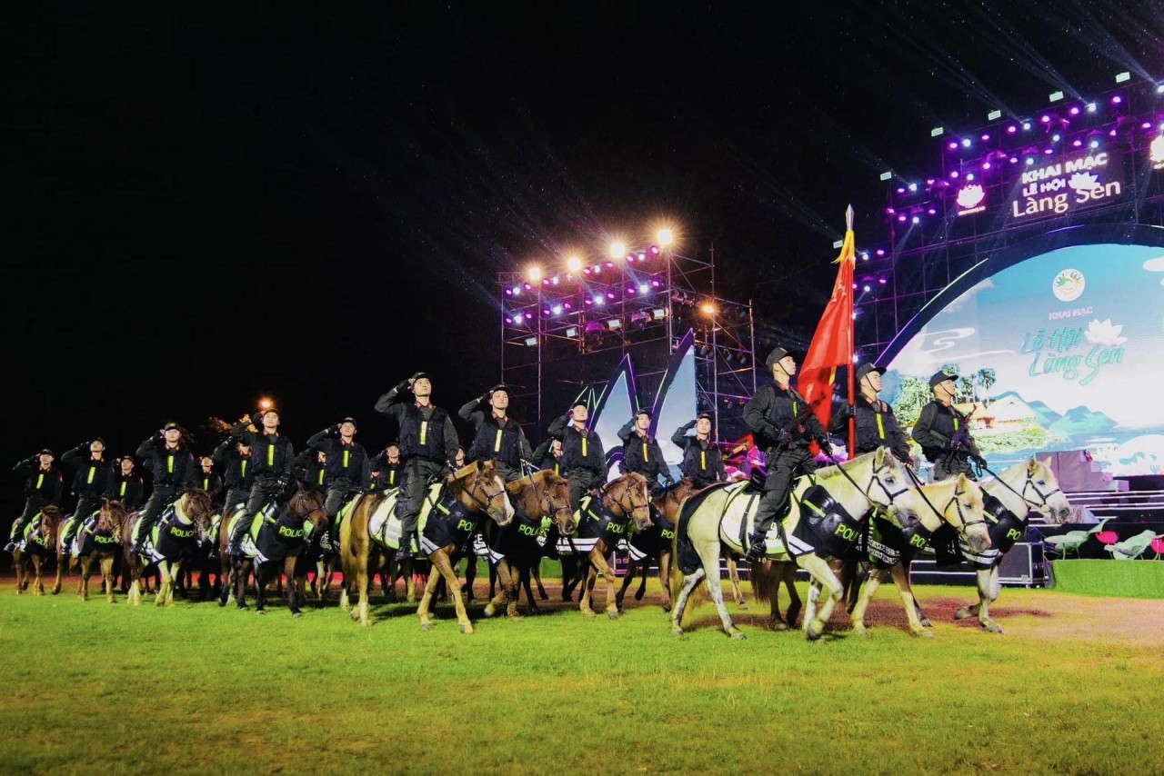 Khai mạc Lễ hội Làng Sen 2024: Mãn nhãn với màn biểu diễn của Đoàn Cảnh sát cơ động kỵ binh
