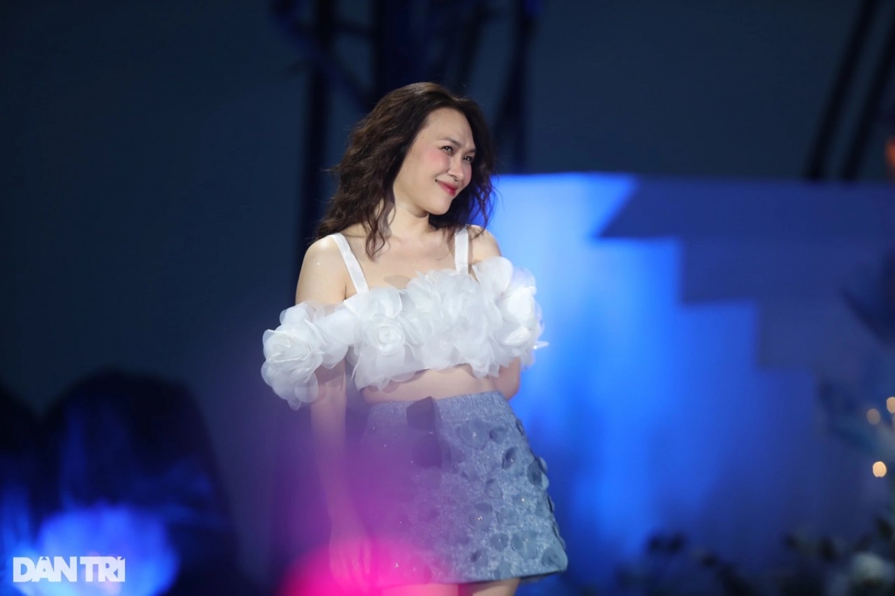 Mỹ Tâm diện trang phục trẻ trung tại đêm nhạc. (Ảnh: Nam Anh) Mỹ Tâm diện trang phục trẻ trung tại đêm nhạc. (Ảnh: Nam Anh)