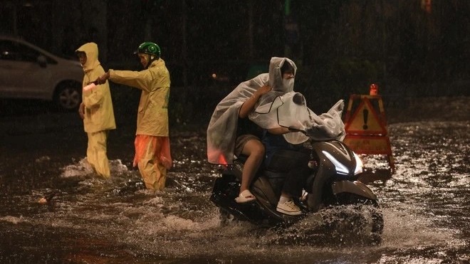 Nhiều tuyến đường Hà Nội ‘biến thành sông’ sau trận mưa lớn kéo dài chiều nay