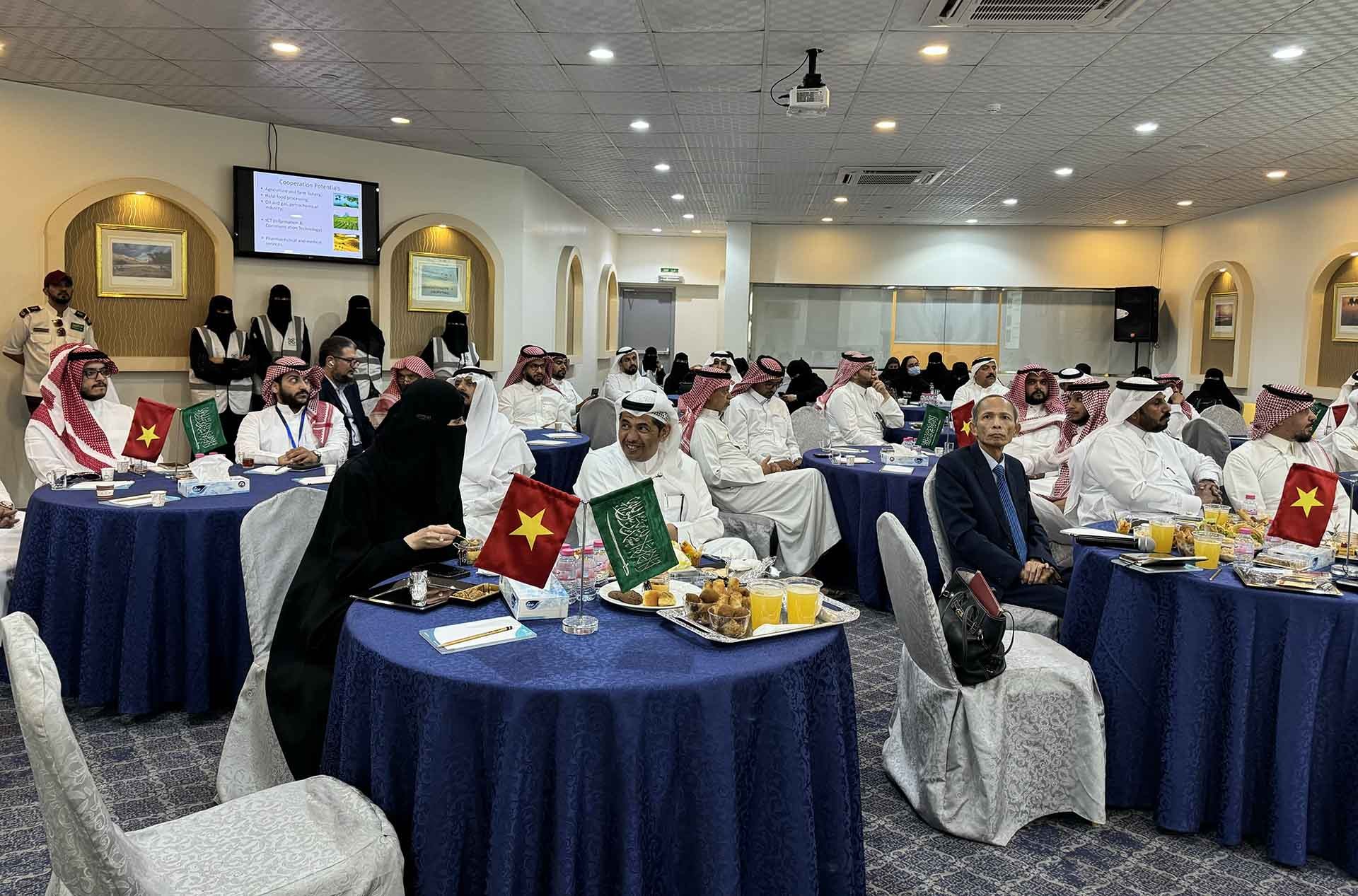 Đoàn công tác Đại sứ quán Việt Nam tại Saudi Arabia thăm, làm việc tại tỉnh Taif và thúc đẩy hoạt động ngoại giao kinh tế Đoàn công tác Đại sứ quán Việt Nam tại Saudi Arabia thăm, làm việc tại tỉnh Taif và thúc đẩy hoạt động ngoại giao kinh tế