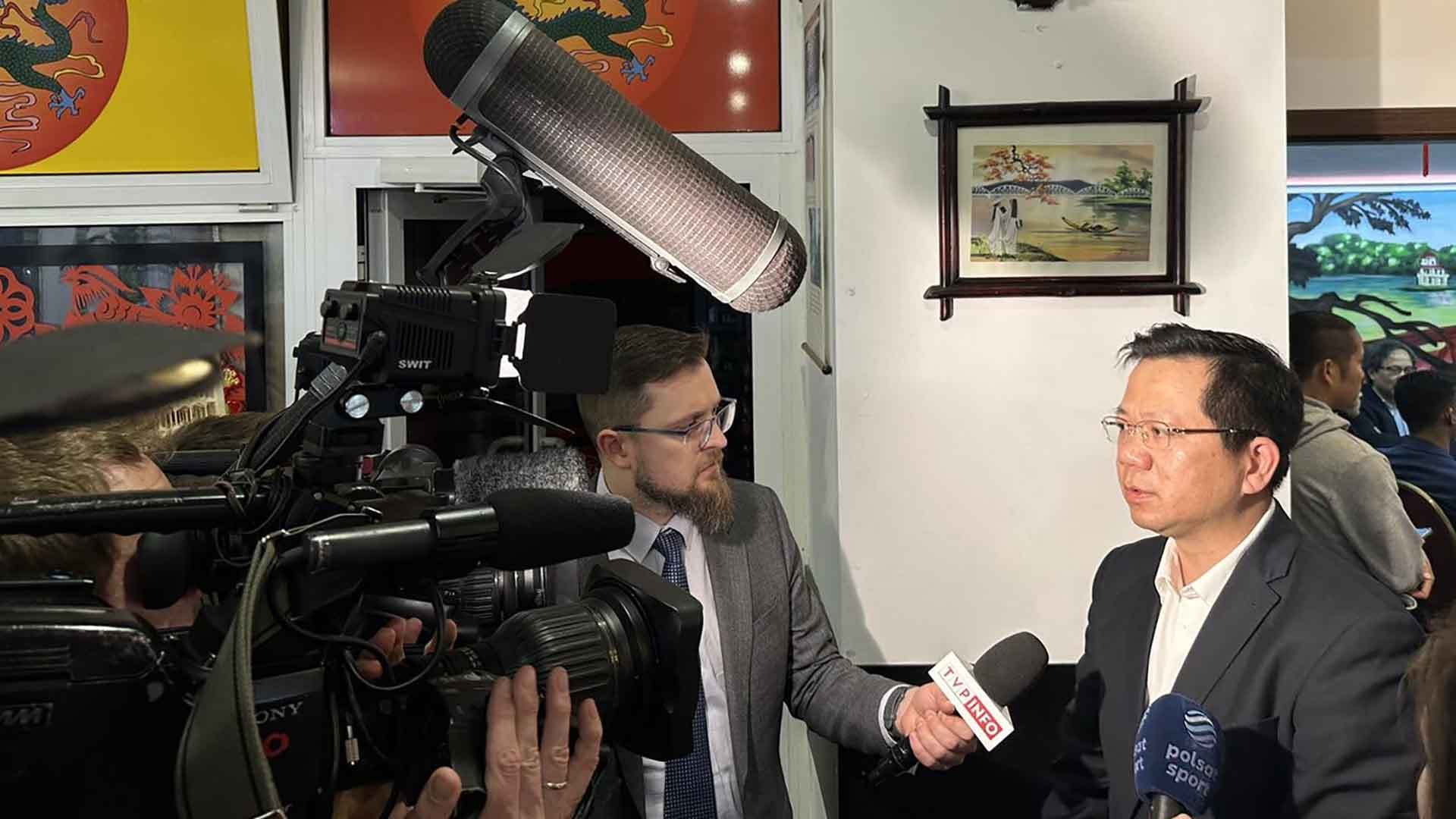 Đại sứ Hà Hoàng Hải: Tạo điều kiện thuận lợi nhất cho bà con cấp đổi các giấy tờ