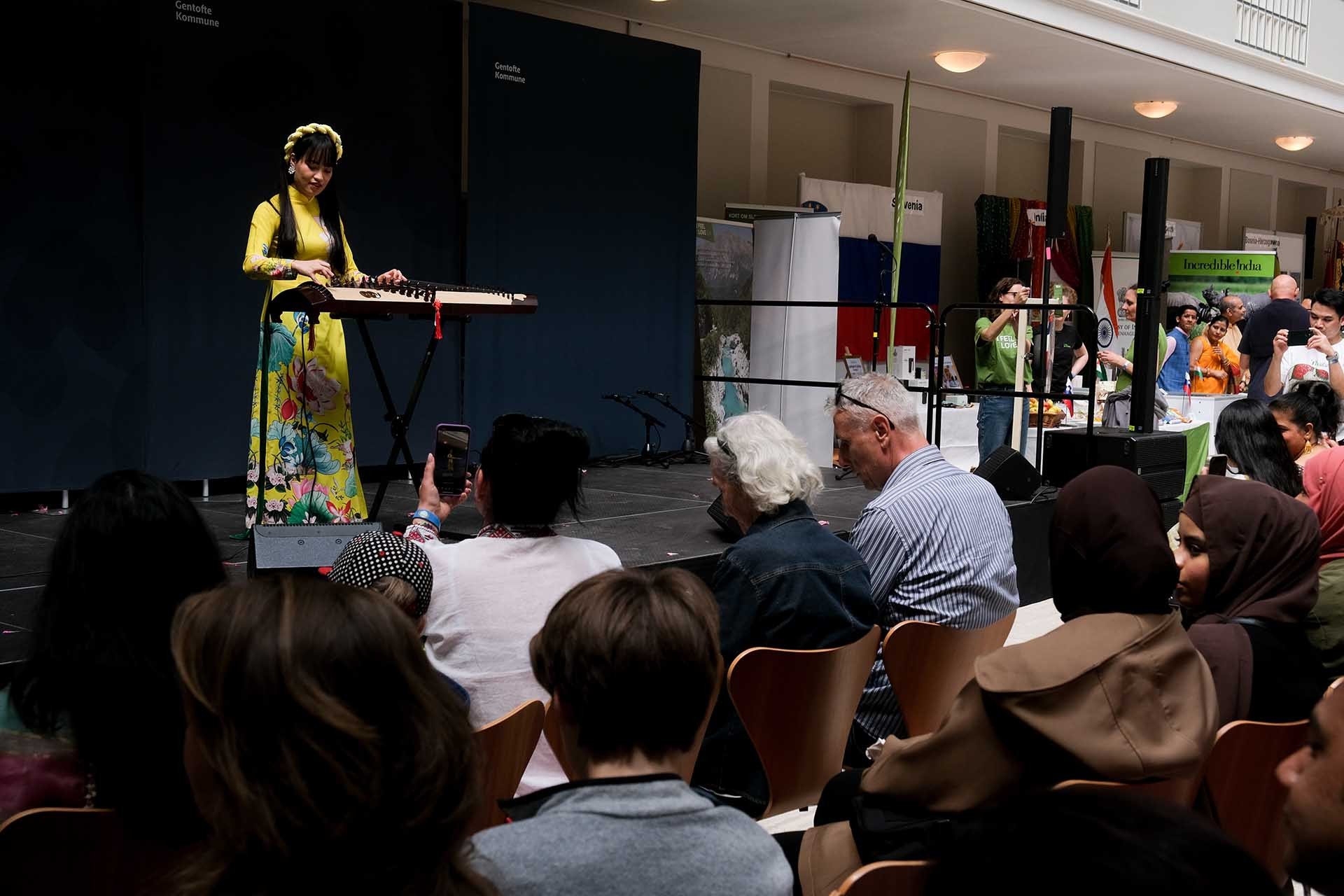 Phần biểu diễn của nghệ sĩ đàn tranh Diệu Ly.